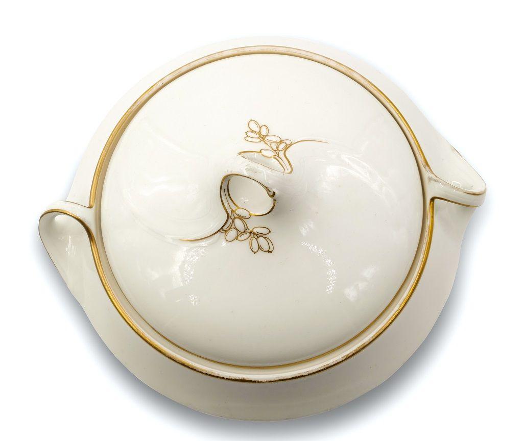 This Jugenstil Tureen is an elegant porcelain two-handles soup bowl with lids, realized circa 1900. 

The lid has the handle with a floral decorative motive, and the tureen presents golden plated finishing touches.

Marked under the lid with the
