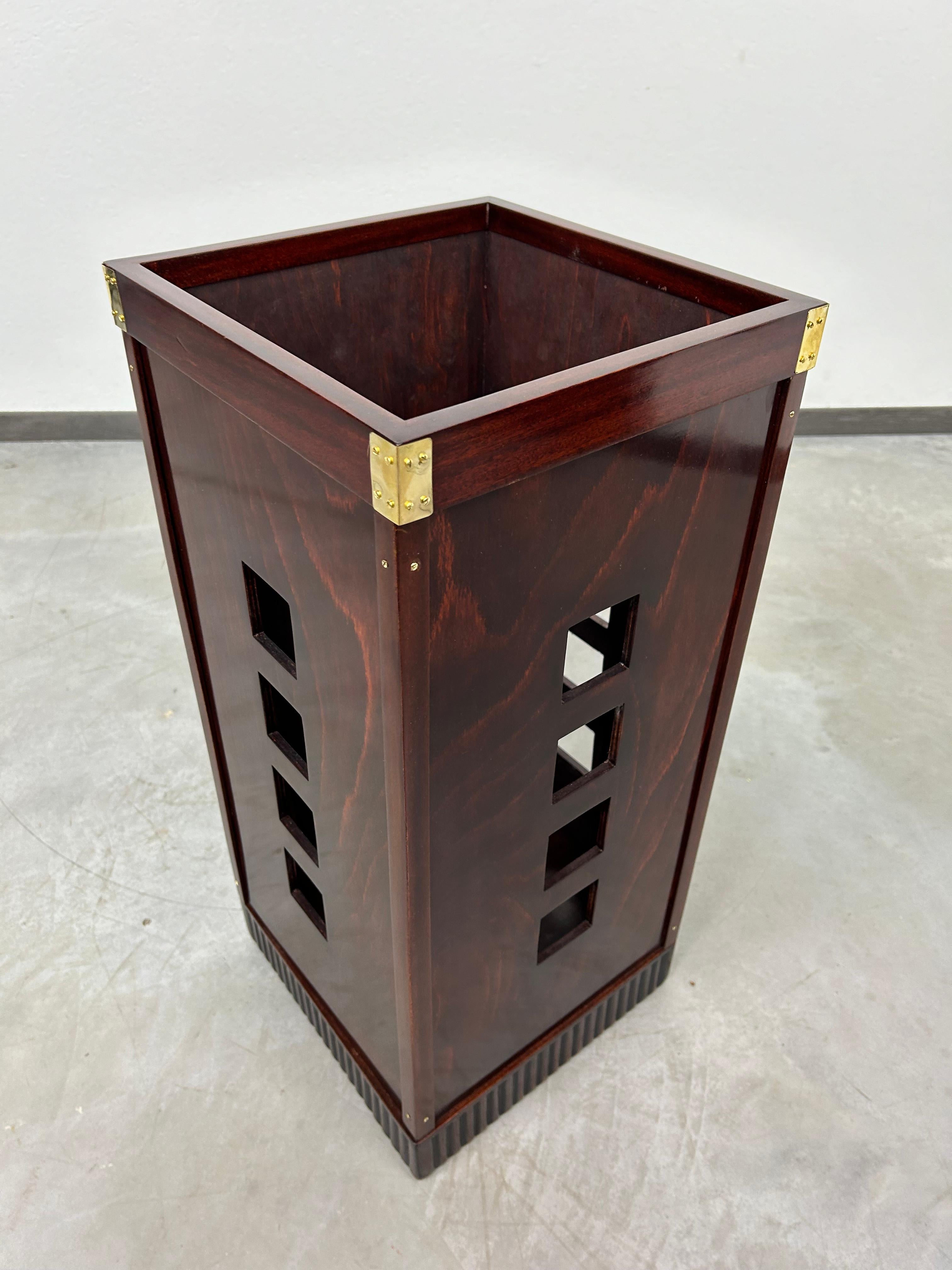 Porte-parapluie Jugenstil attr. à Josef Hoffmann/Kolo Moser. Teinté et repoli par des professionnels.