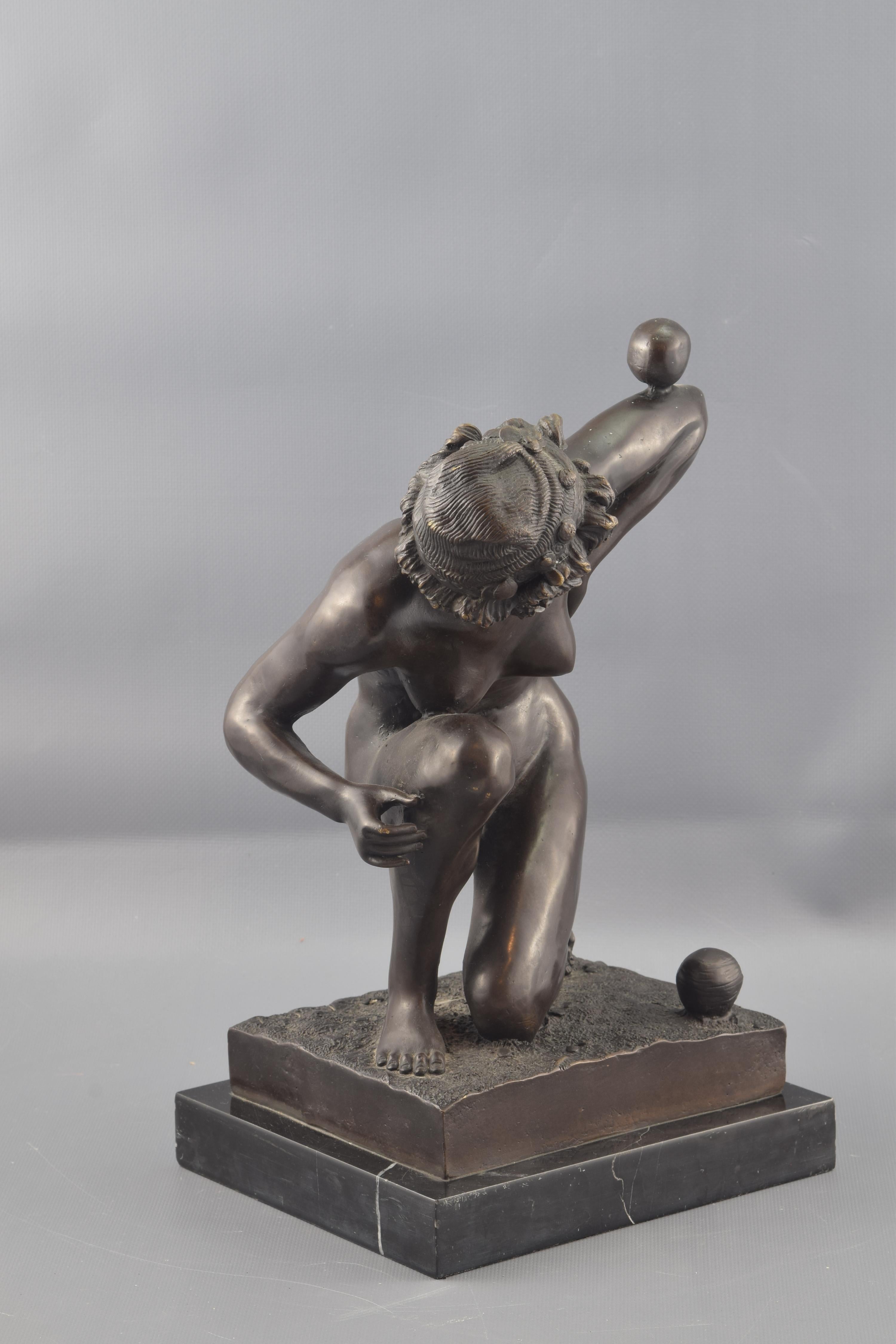 Lost wax casting. Base in marble. The woman is on her knees, practicing with a small ball while the other is on the ground. This type of works were very appreciated in Art Dèco, by the hand of great artists such as Gotthilf Jaeger (1871-1933) or