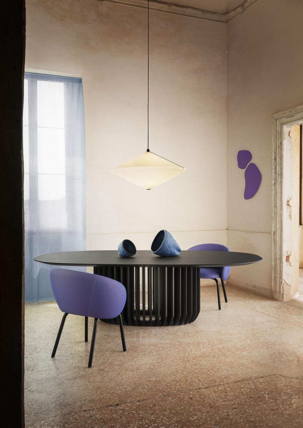 XXIe siècle et contemporain Table ronde moyenne Juice avec base en noyer Canaletto et plateau en bois, par E-GGS en vente