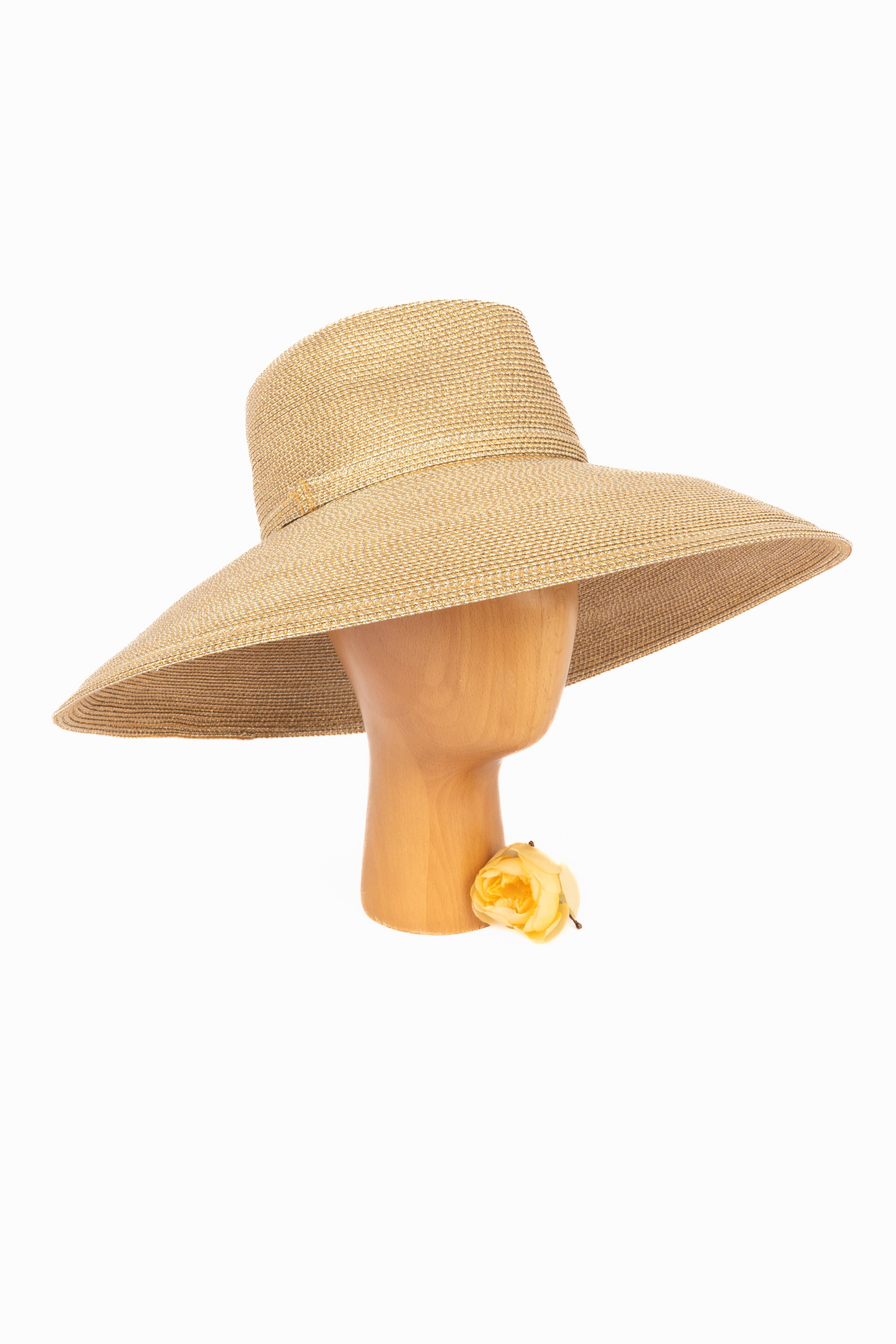 Juicy Couture - Cappello di paglia dorato e beige.

Condizioni:
Ottime condizioni

Dimensioni:
Circonferenza della testa: 55 cm

SKU:CHP40


