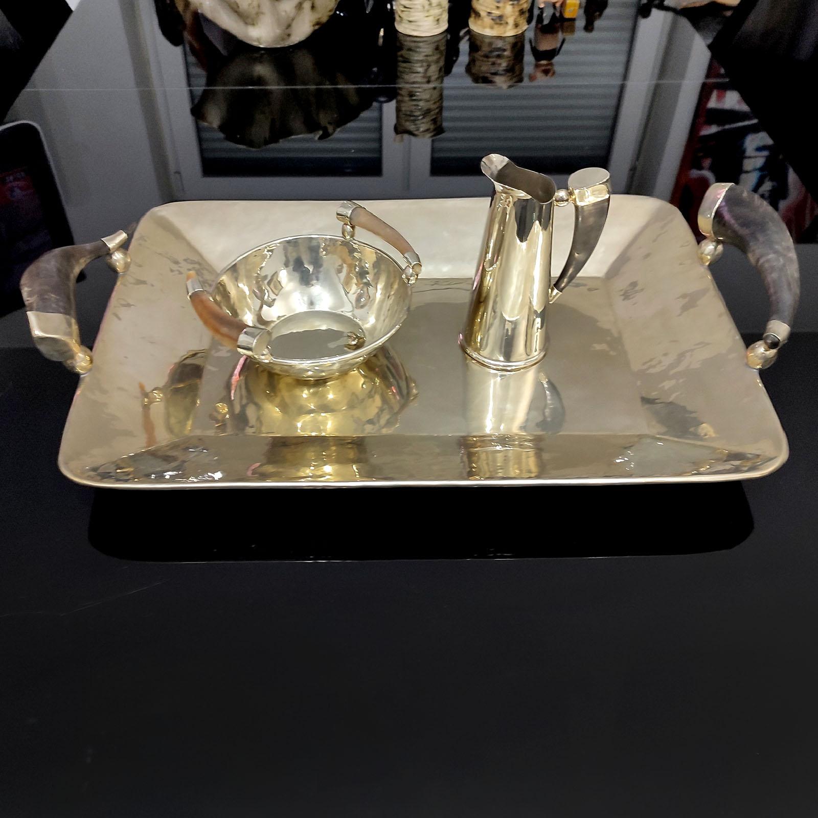 An elegant set of three serving pieces by Airedelsur, JuJuy series, designed by Marcelo Lucini. The set comprises a rectangular tray, a bowl, and a pitcher.
Sophisticated and sleek design, this series is crafted from alpaca, an alloy of nickel,
