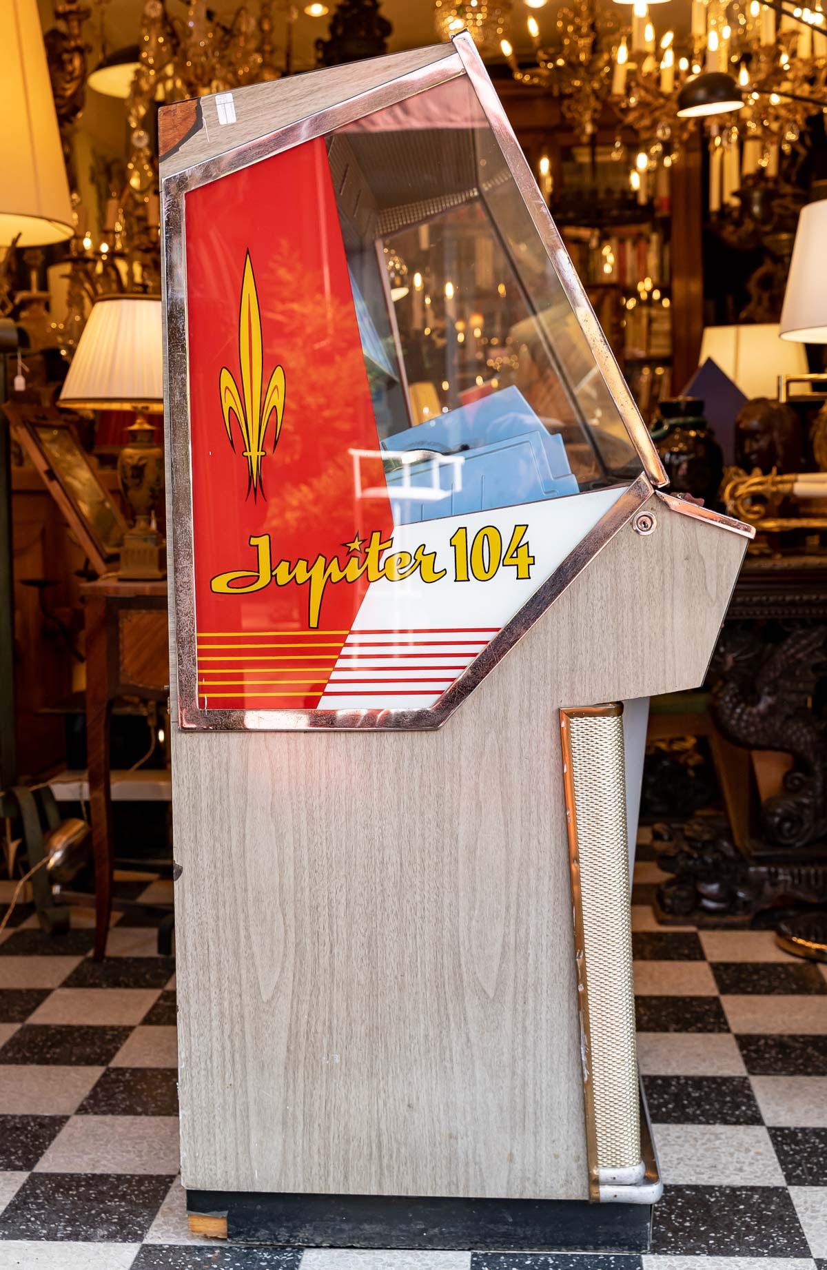 Jukebox Jupiter 104, Jahr 1960.

Jukebox Jupiter 104, muss vollständig restauriert werden, Baujahr 1960.

Abmessungen: H: 142cm, B: 87cm, T: 66cm