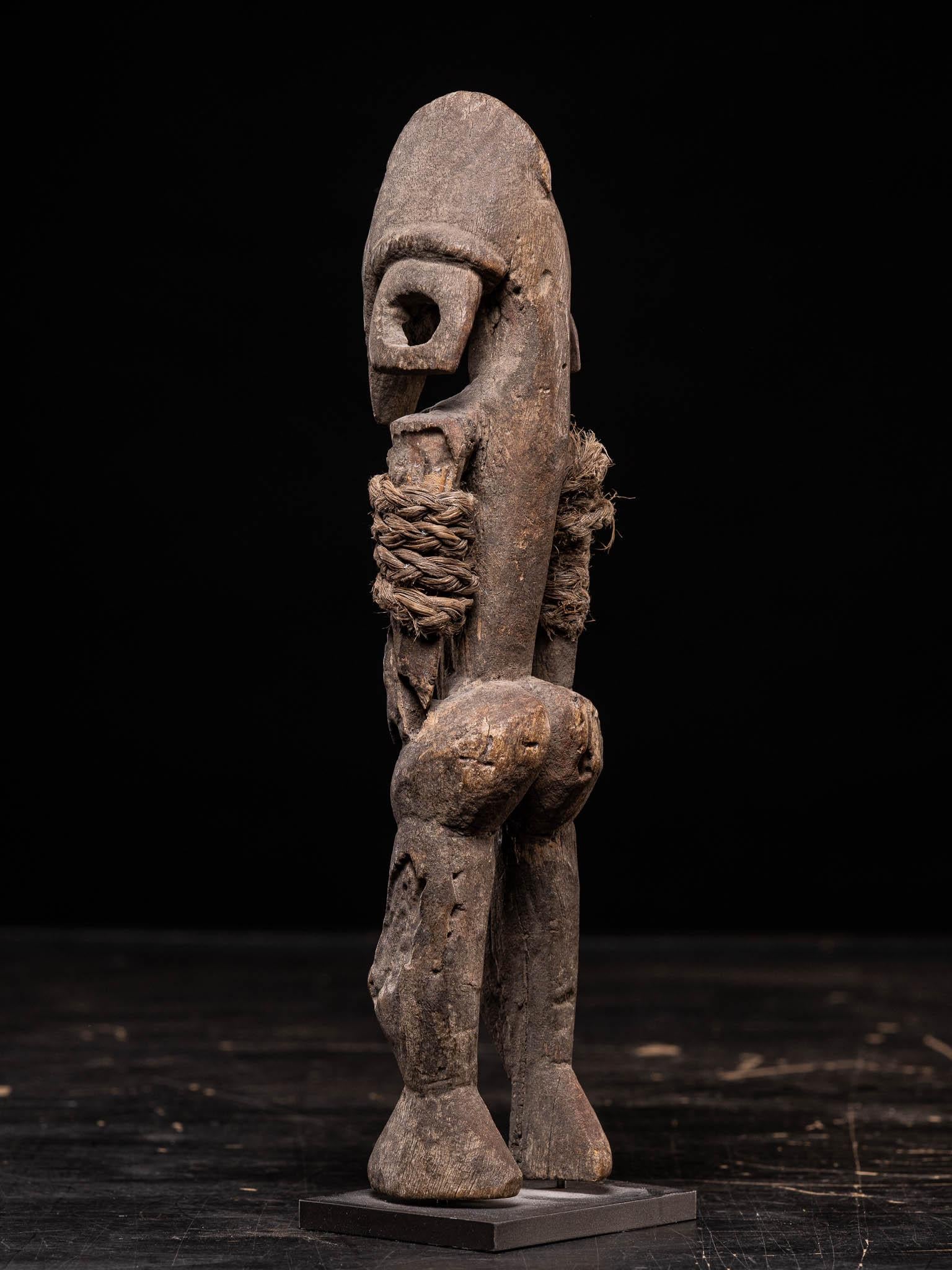 Jukun Commemorative  Royal Ancestor Figure, Jukun People, Northeastern Nigeria. (Handgeschnitzt) im Angebot