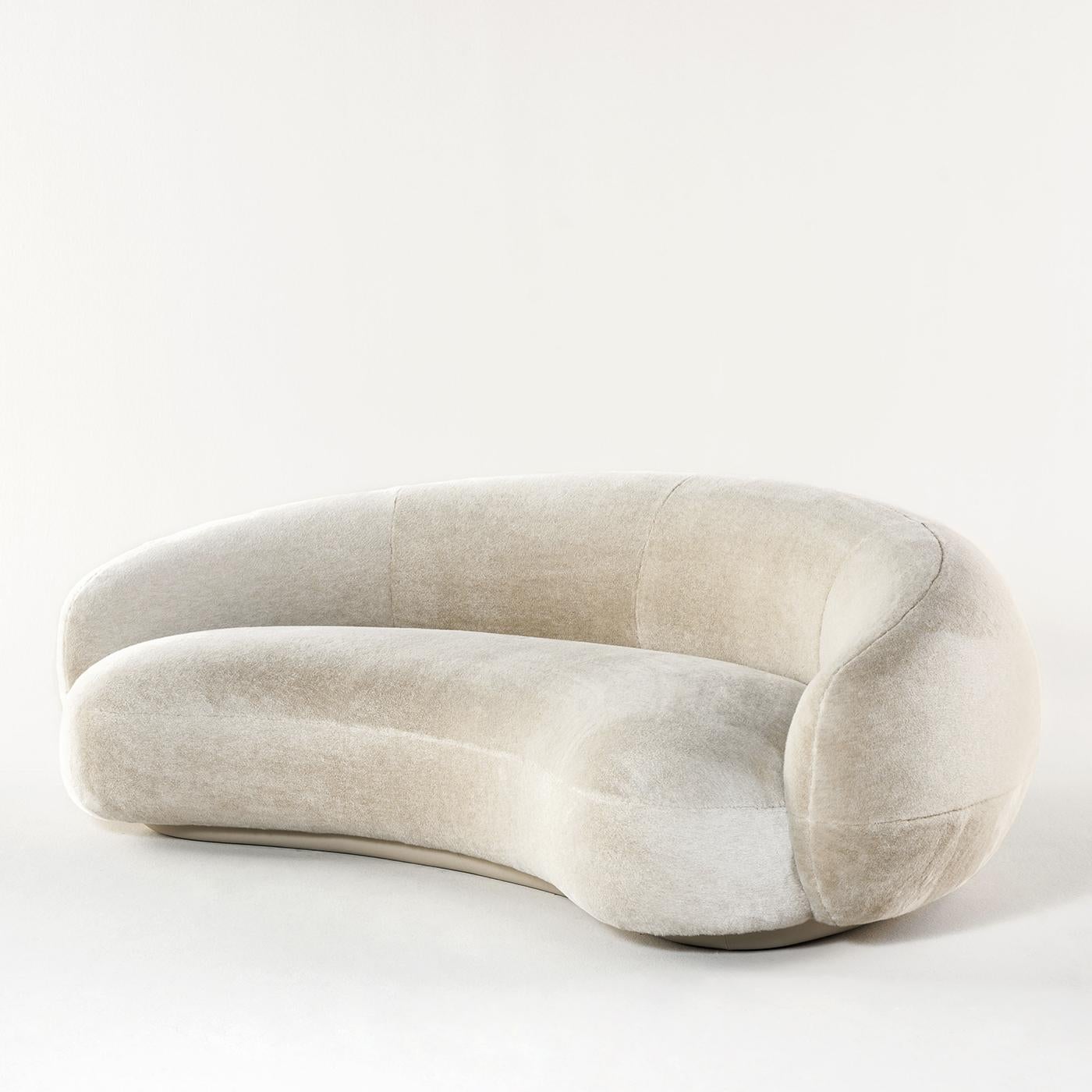 Part of the Julep collection designed by Jason Wagell, this sofa boasts a refined allure that combines a contemporary silhouette with a romantic and feminine flair. The generous seat, with its plush 42 cm high cushion, and the elegant curve of its