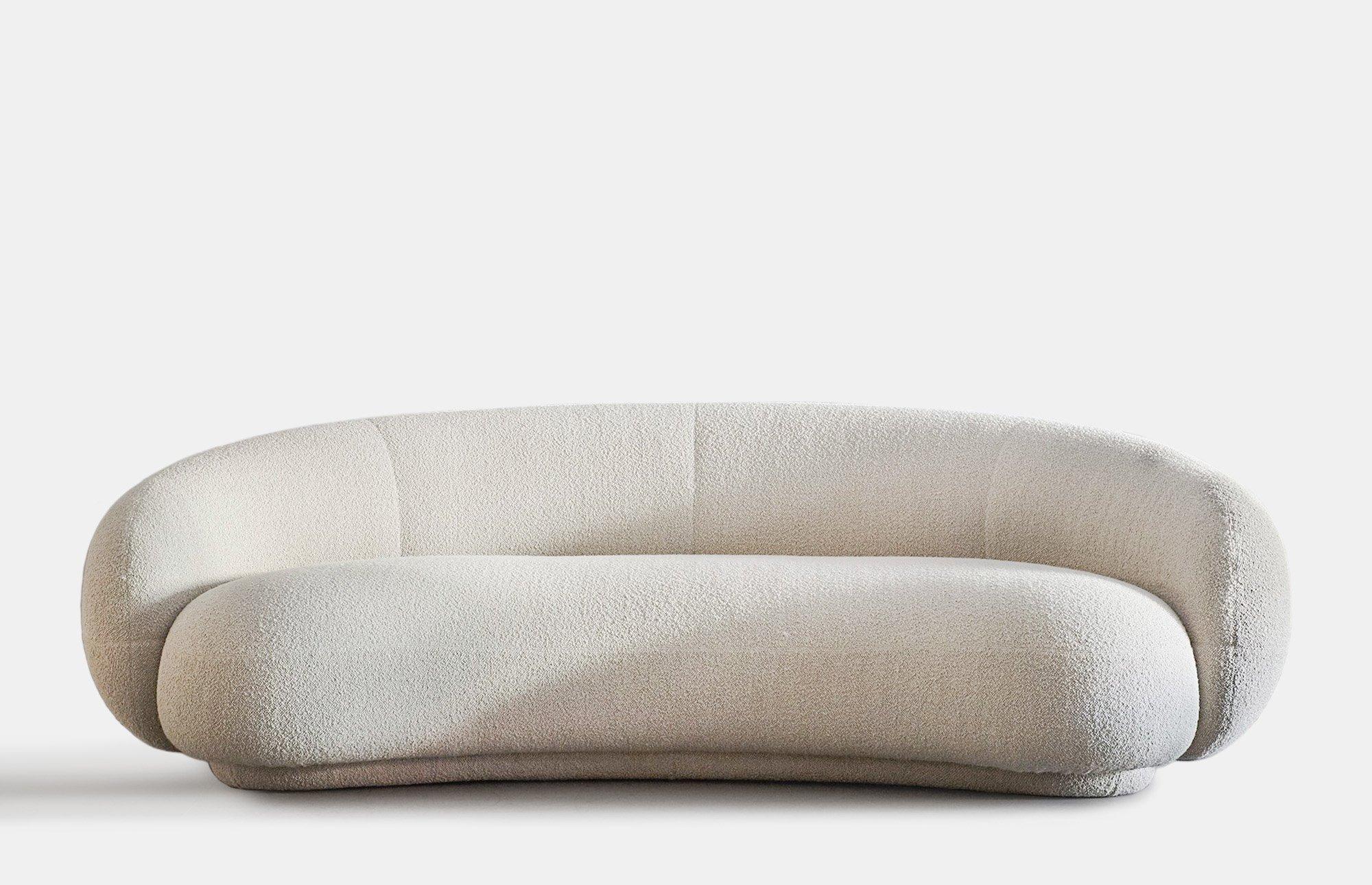 Julep: Embracing Elegance
Designed by Jonas Wagell, Julep is more than a sofa: it is an icon of softness and intimacy, inspired by the 1950s Avant-Garde. Its generous and enveloping lines evoke simplicity and grandeur, refined by a contemporary,