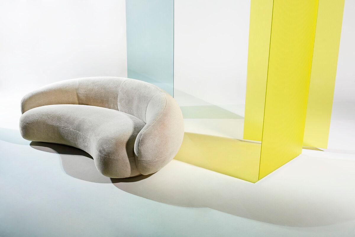 Julep: Embracing Elegance
Designed by Jonas Wagell, Julep is more than a sofa: it is an icon of softness and intimacy, inspired by the 1950s Avant-Garde. Its generous and enveloping lines evoke simplicity and grandeur, refined by a contemporary,