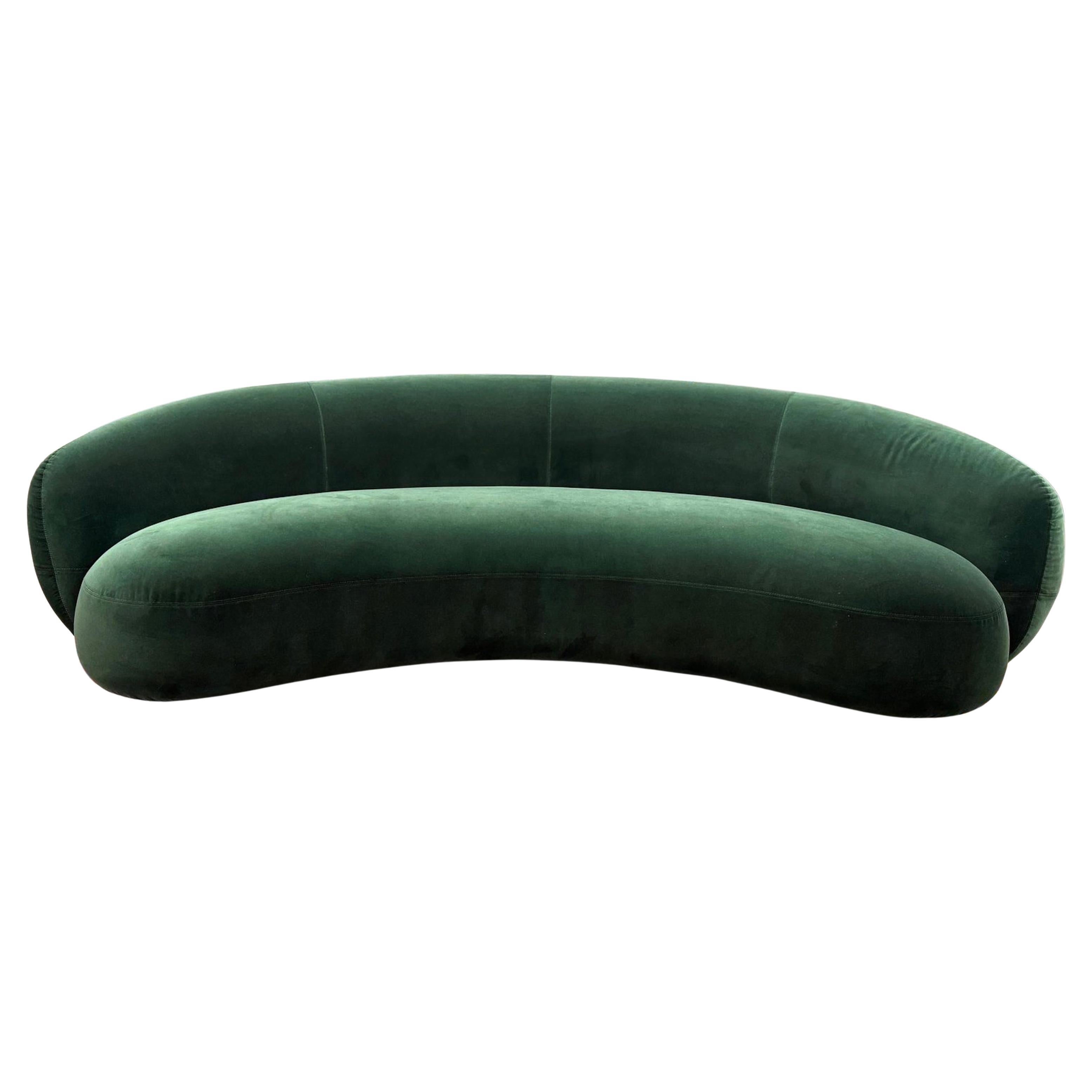 Julep: Embracing Elegance
Designed by Jonas Wagell, Julep is more than a sofa: it is an icon of softness and intimacy, inspired by the 1950s Avant-Garde. Its generous and enveloping lines evoke simplicity and grandeur, refined by a contemporary,