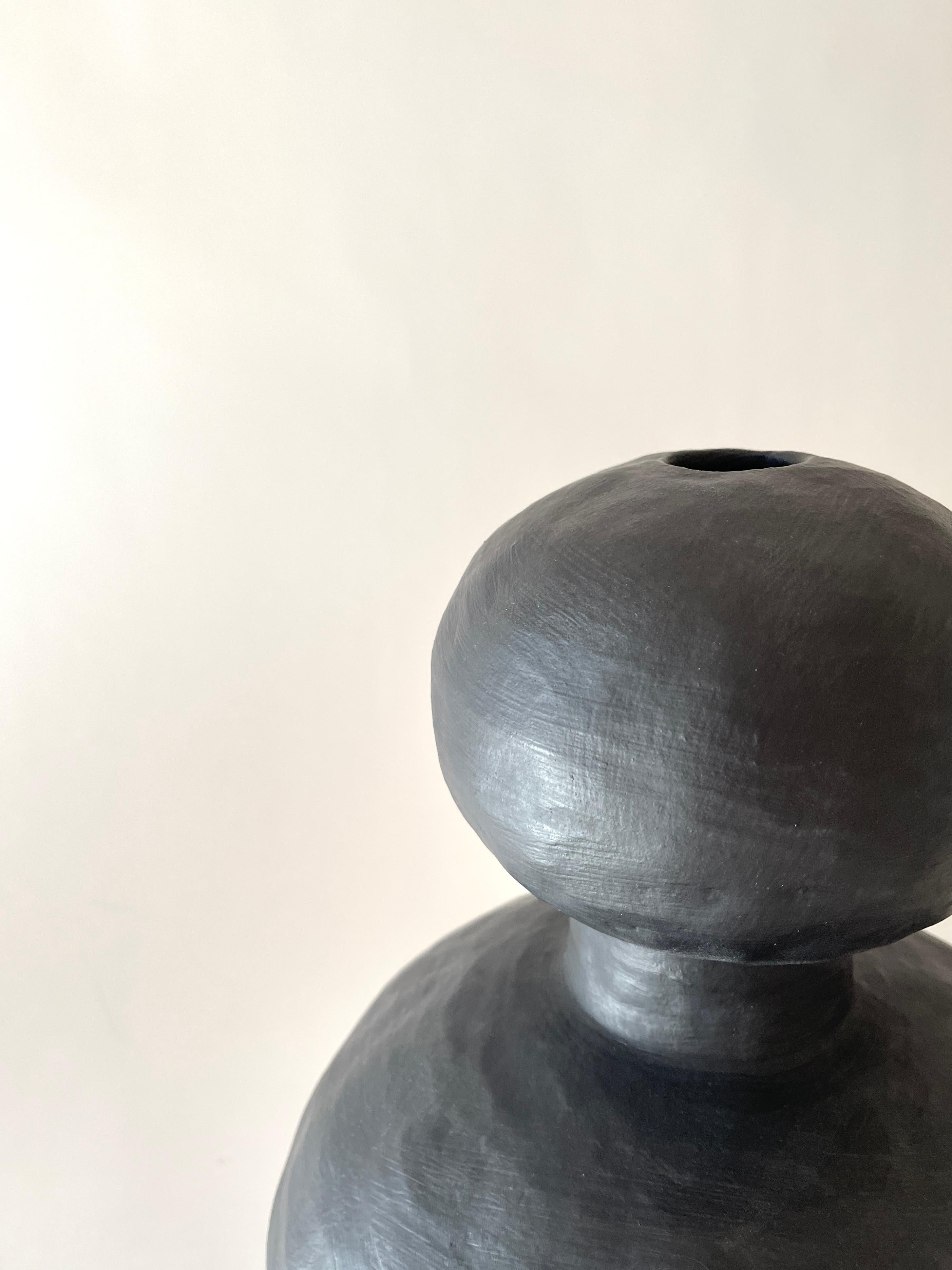 Schwarze Jules-Vase von Meg Morrison (amerikanisch) im Angebot