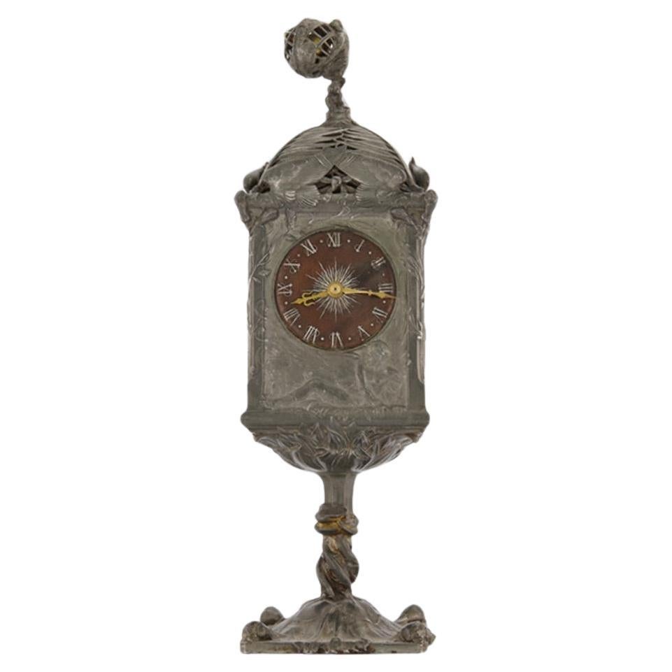 Vierseitige Jules BRATEAU-Uhr auf einem hohen Sockel, 1900