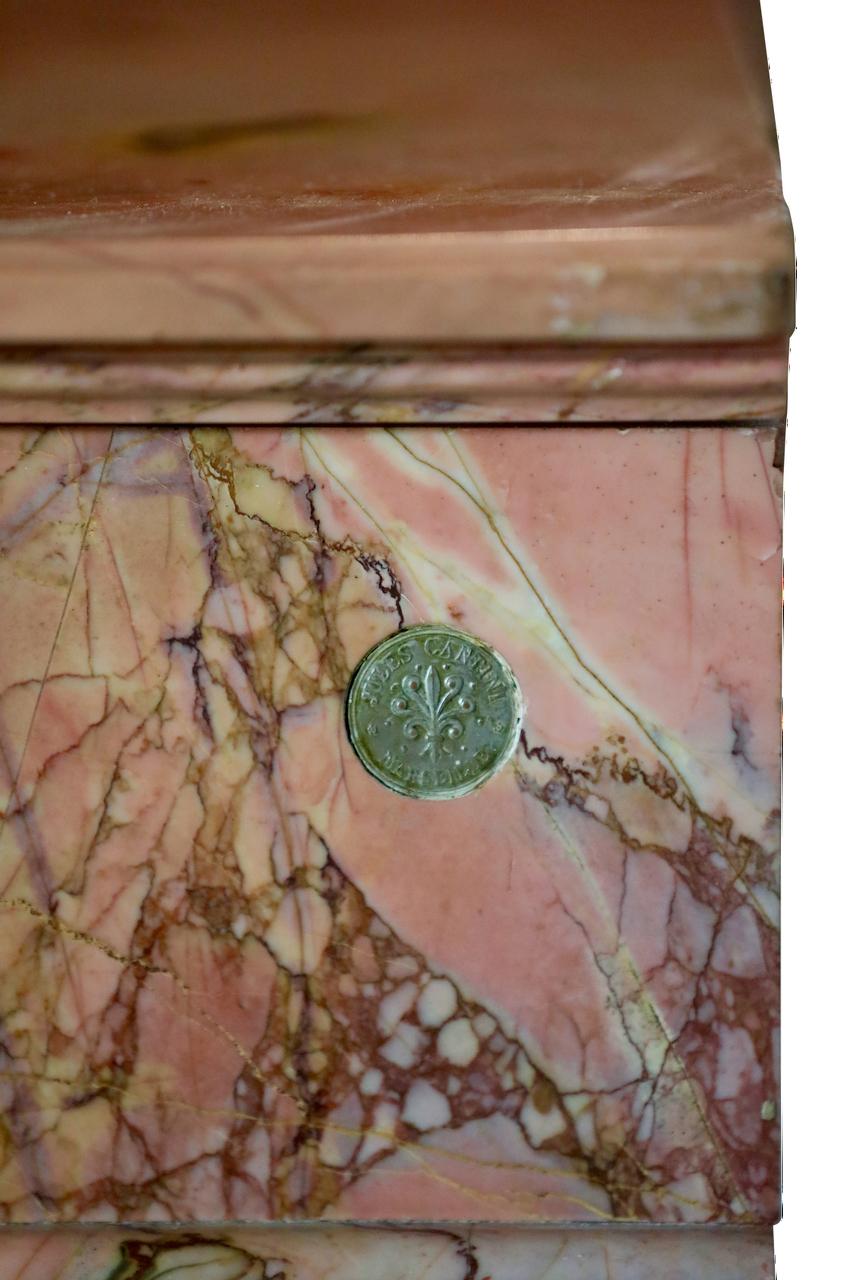 Sculpté à la main Cheminée Jaspe Du Var en marbre rose de Jules Cantini pour la décoration design haut de gamme en vente