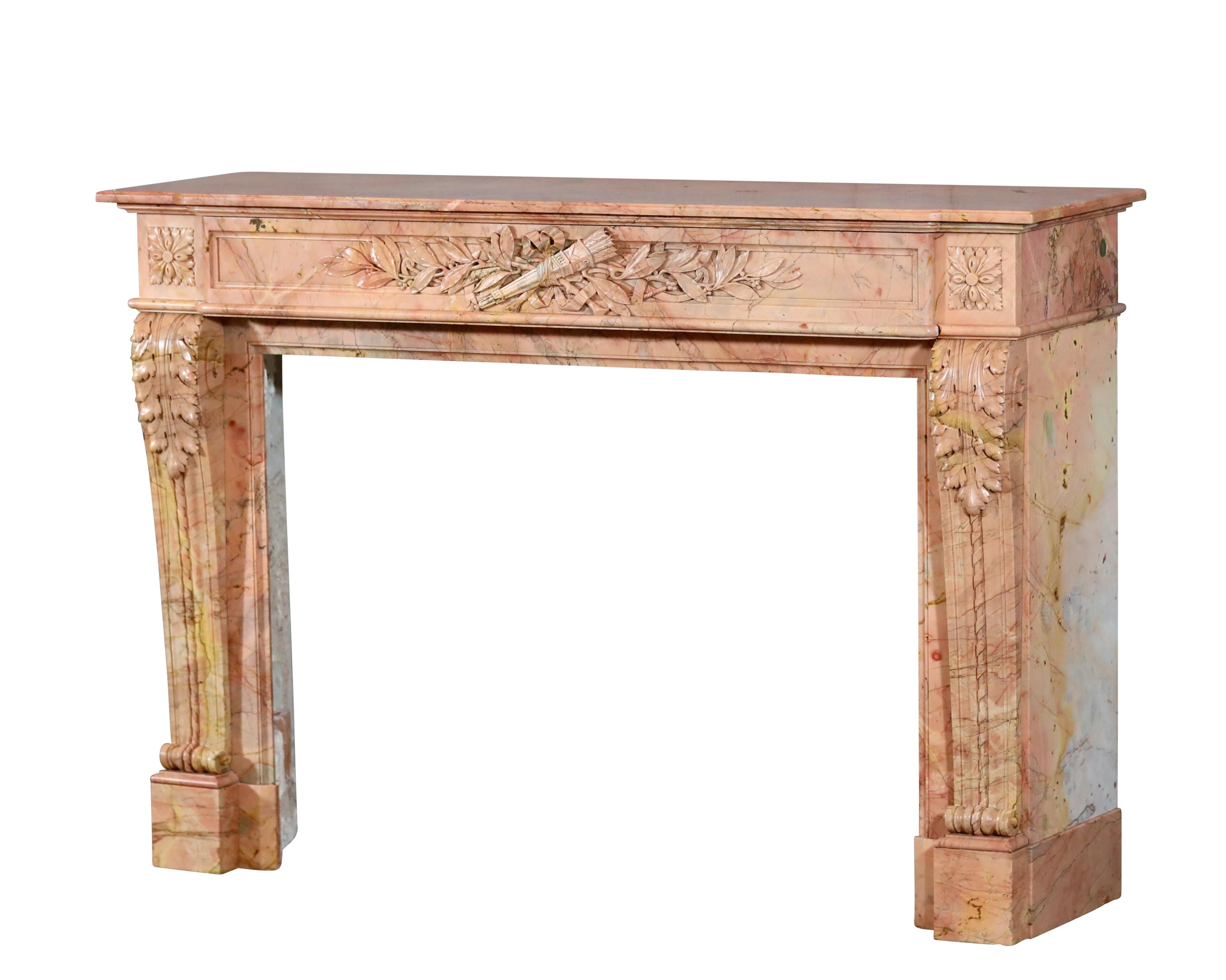 Cheminée Jaspe Du Var en marbre rose de Jules Cantini pour la décoration design haut de gamme Excellent état - En vente à Beervelde, BE