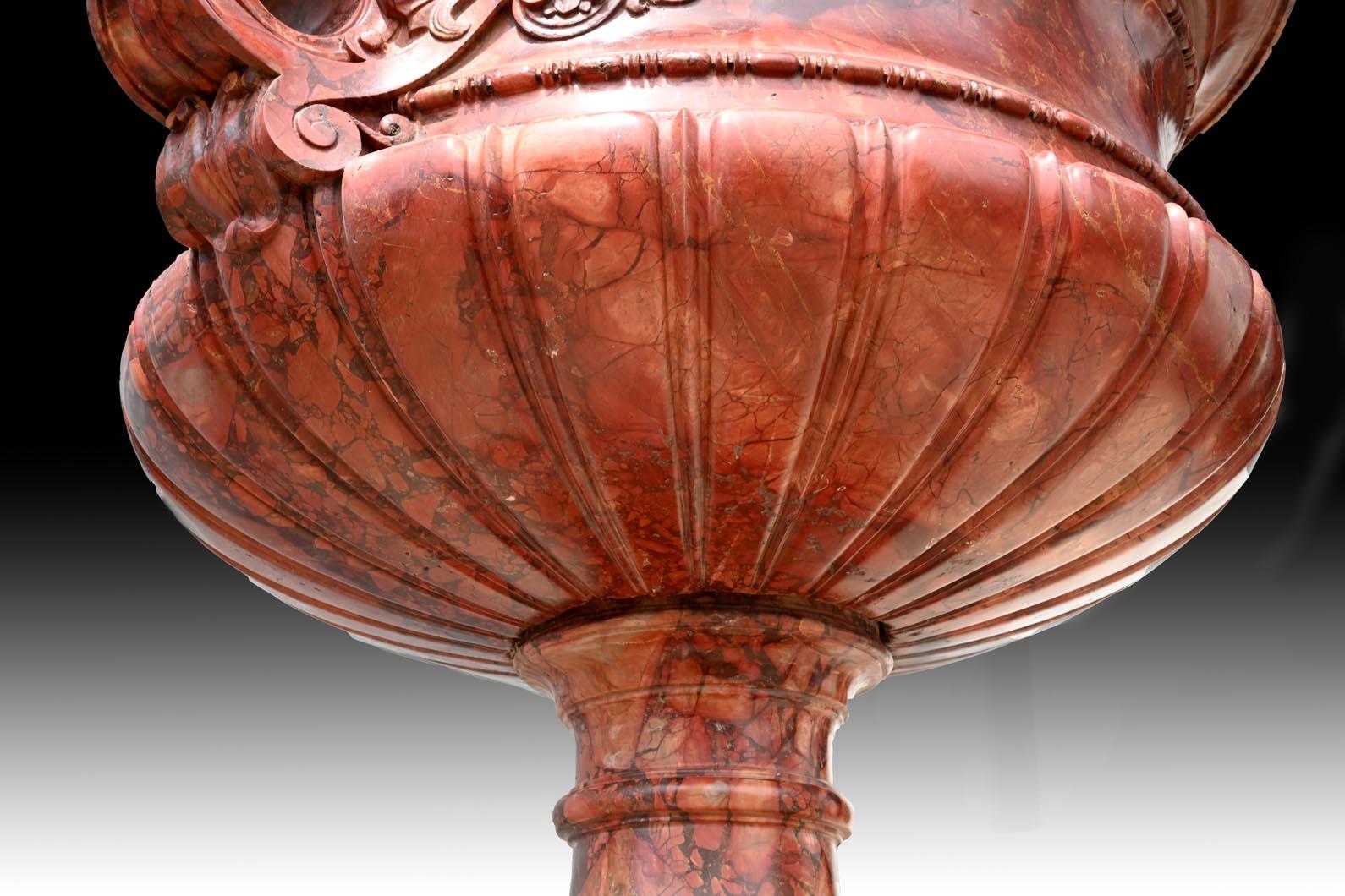 Marbre de Brescia Jules CANTINI, grande urne en marbre rouge Numidia Breccia avec console en vente