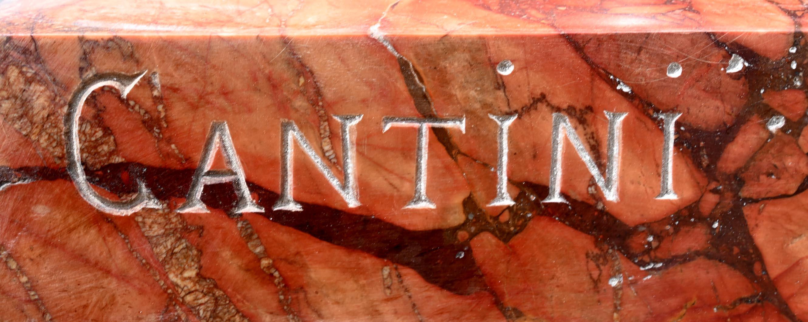 Jules CANTINI, grande urne en marbre rouge Numidia Breccia avec console en vente 3