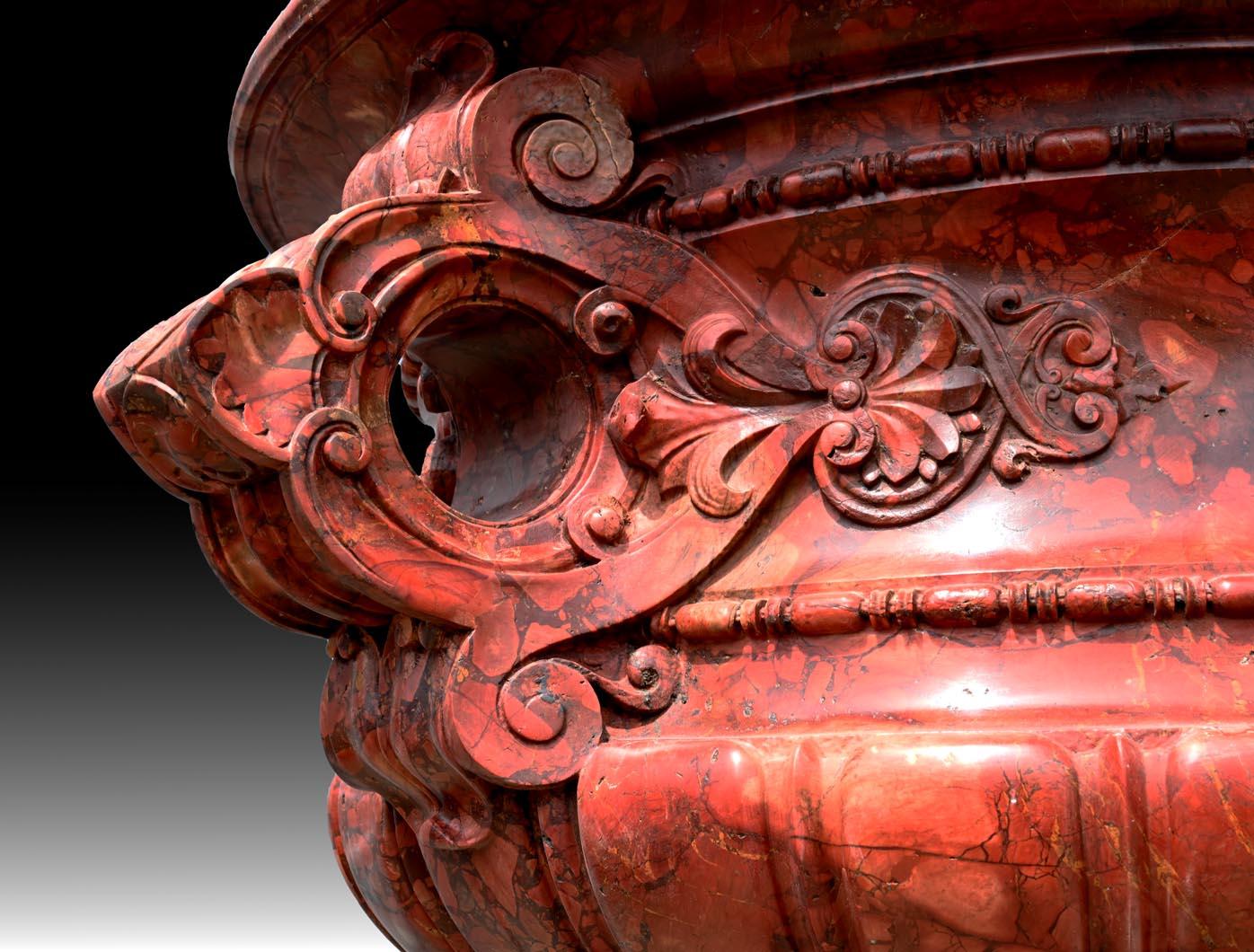Sculpté à la main Jules CANTINI, grande urne en marbre rouge Numidia Breccia avec console en vente