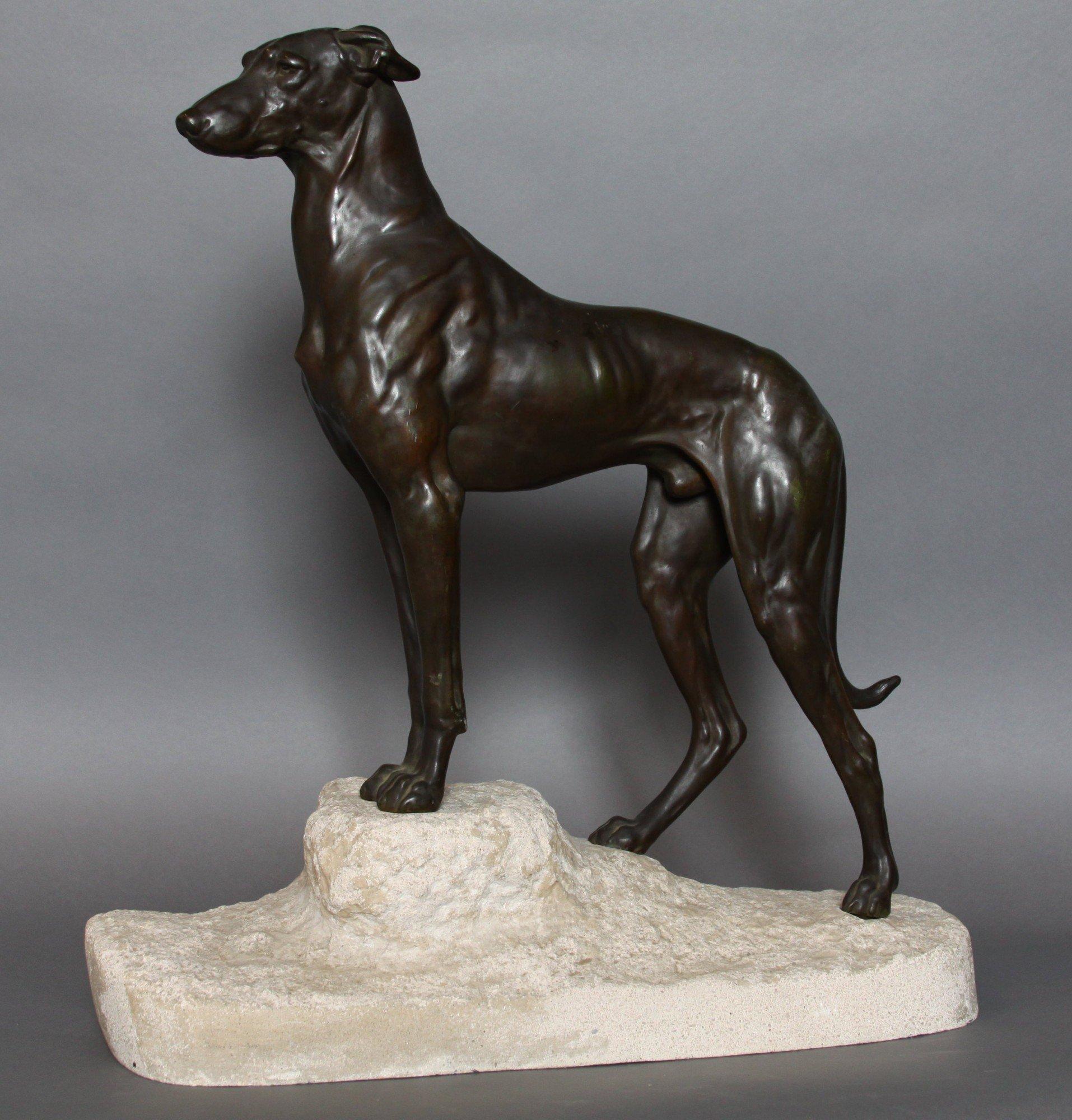 Französische Bronzefigur eines Lurcher-Hundes aus dem Jahr 1930 auf Steinsockel – Sculpture von Jules Edmond Masson