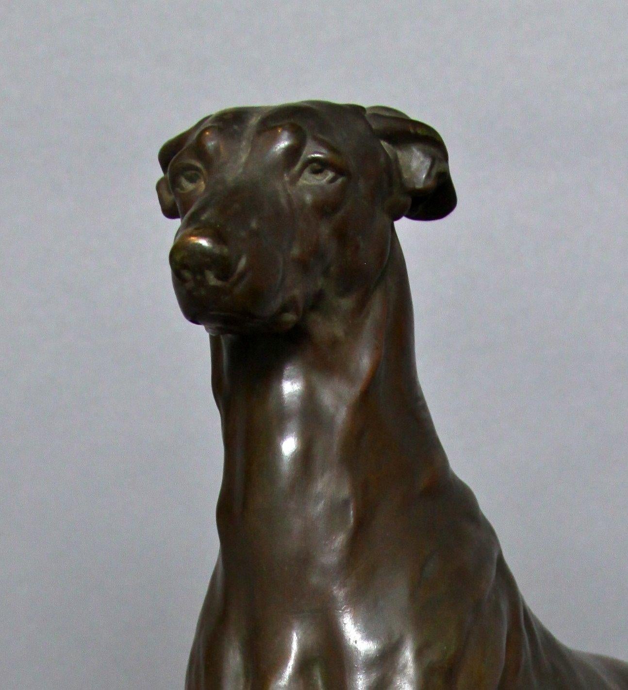 Französische Bronzefigur eines Lurcher-Hundes aus dem Jahr 1930 auf Steinsockel im Angebot 1