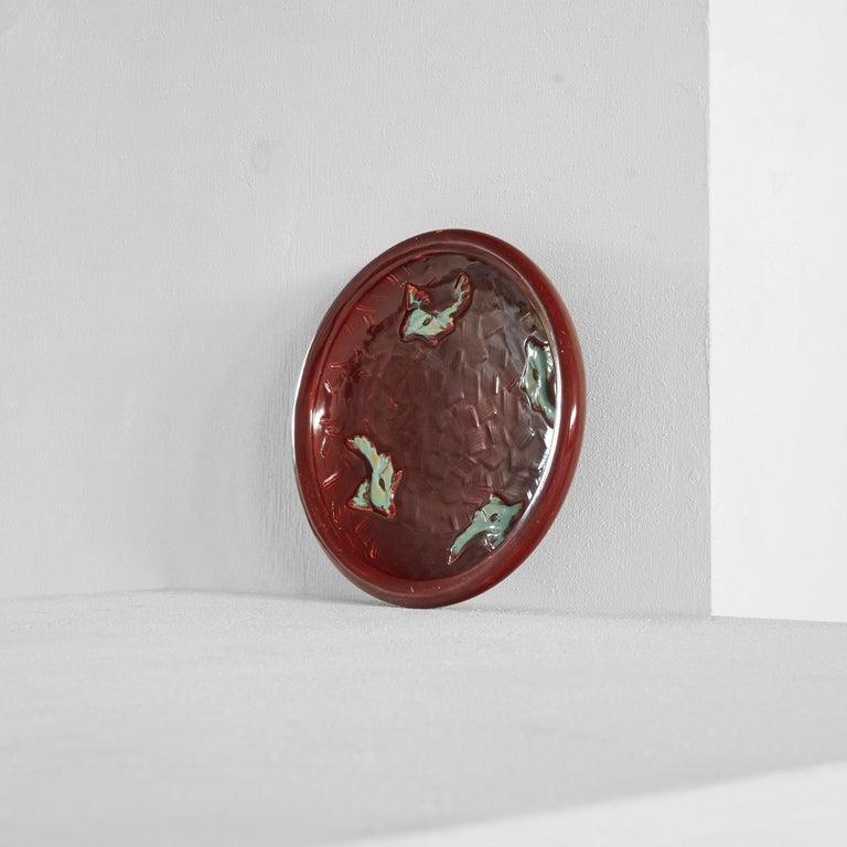 Piatto unico Studio Pottery di Jules Guérin 'Sang de Boeuf'. Belgio, anni '60.  Si tratta di un meraviglioso piatto unico in studio Pottery del famoso laboratorio belga di ceramica Guérin, all'epoca guidato da Jules Guérin, figlio di Roger Guérin.