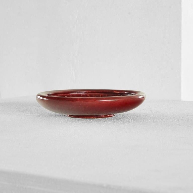 Smaltato Jules Guérin 'Sang de Boeuf' Piatto unico in Studio Pottery 1960s in vendita