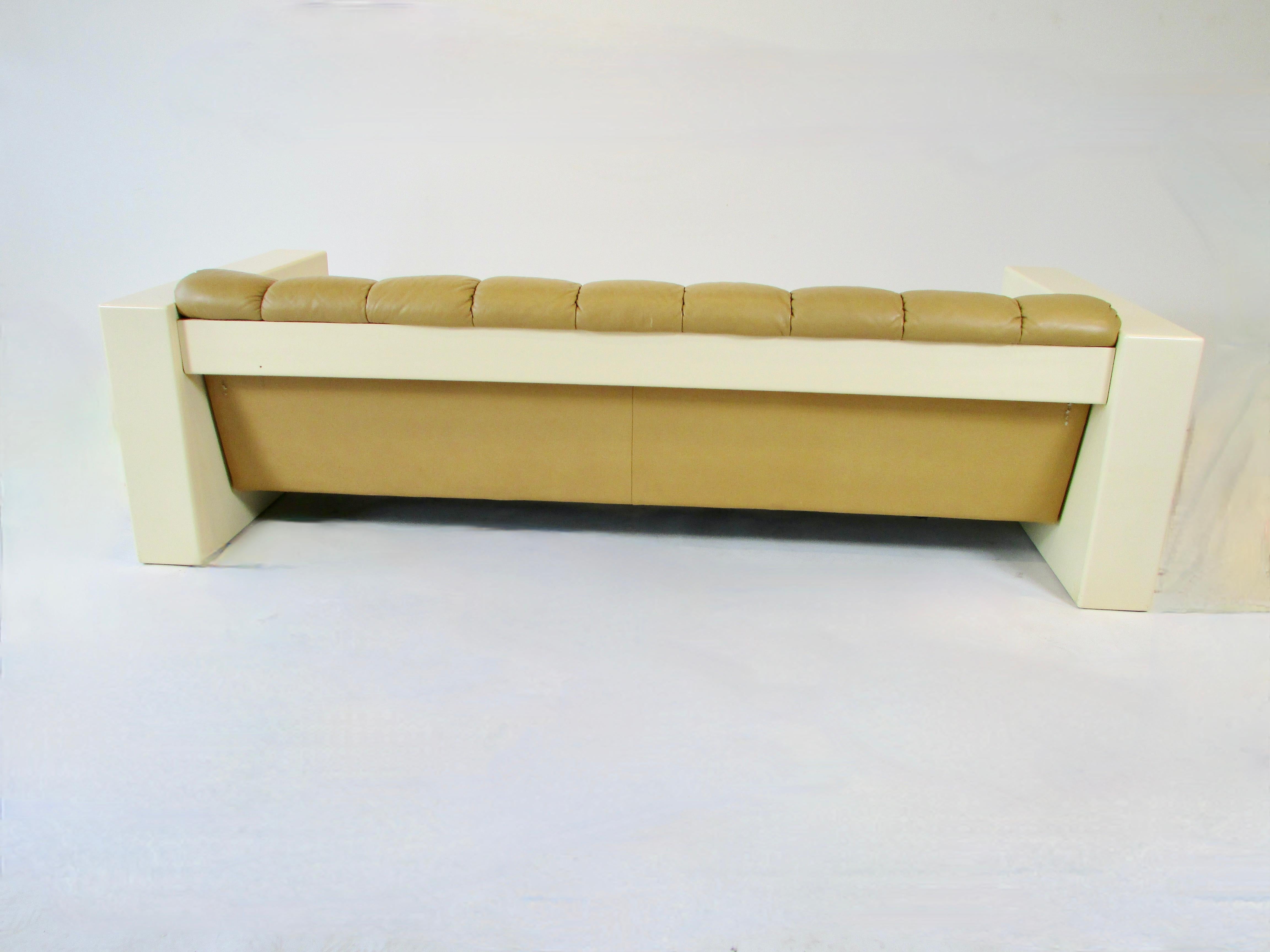 Jules Heumann  pour Metropolitan meubles  canapé en cuir avec structure en fibre de verre en vente 4