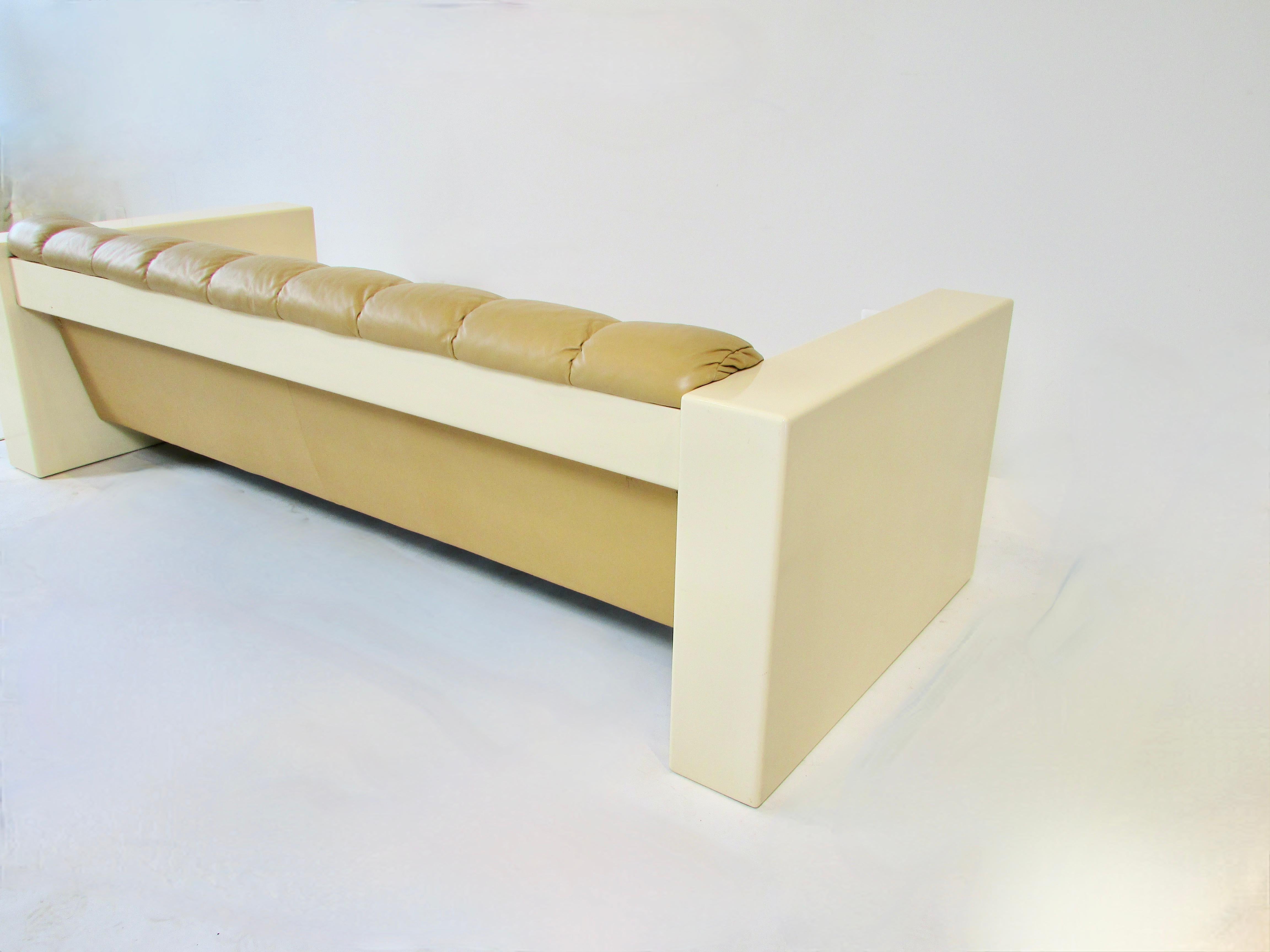 Jules Heumann  pour Metropolitan meubles  canapé en cuir avec structure en fibre de verre en vente 5