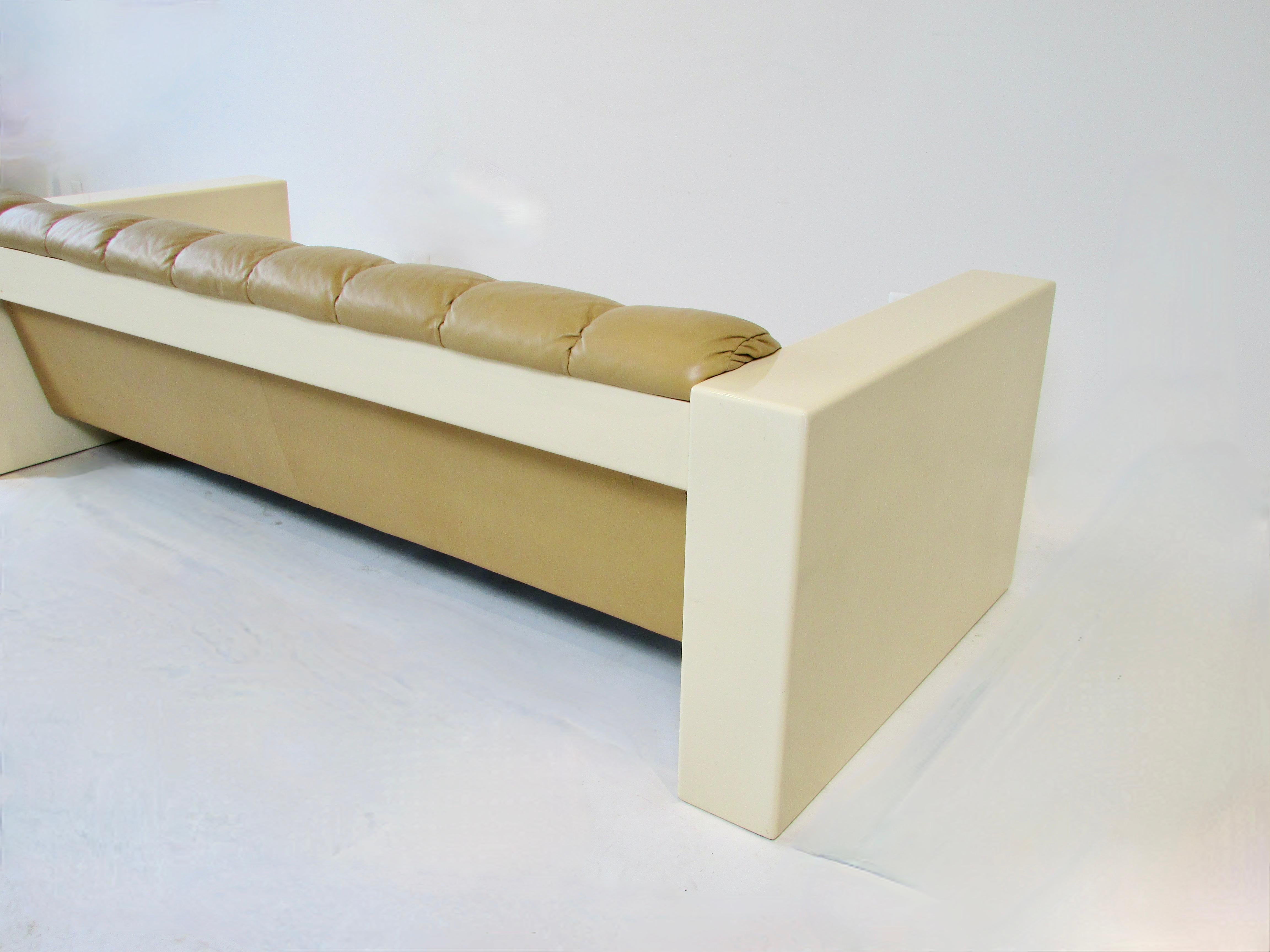 Jules Heumann  pour Metropolitan meubles  canapé en cuir avec structure en fibre de verre en vente 6
