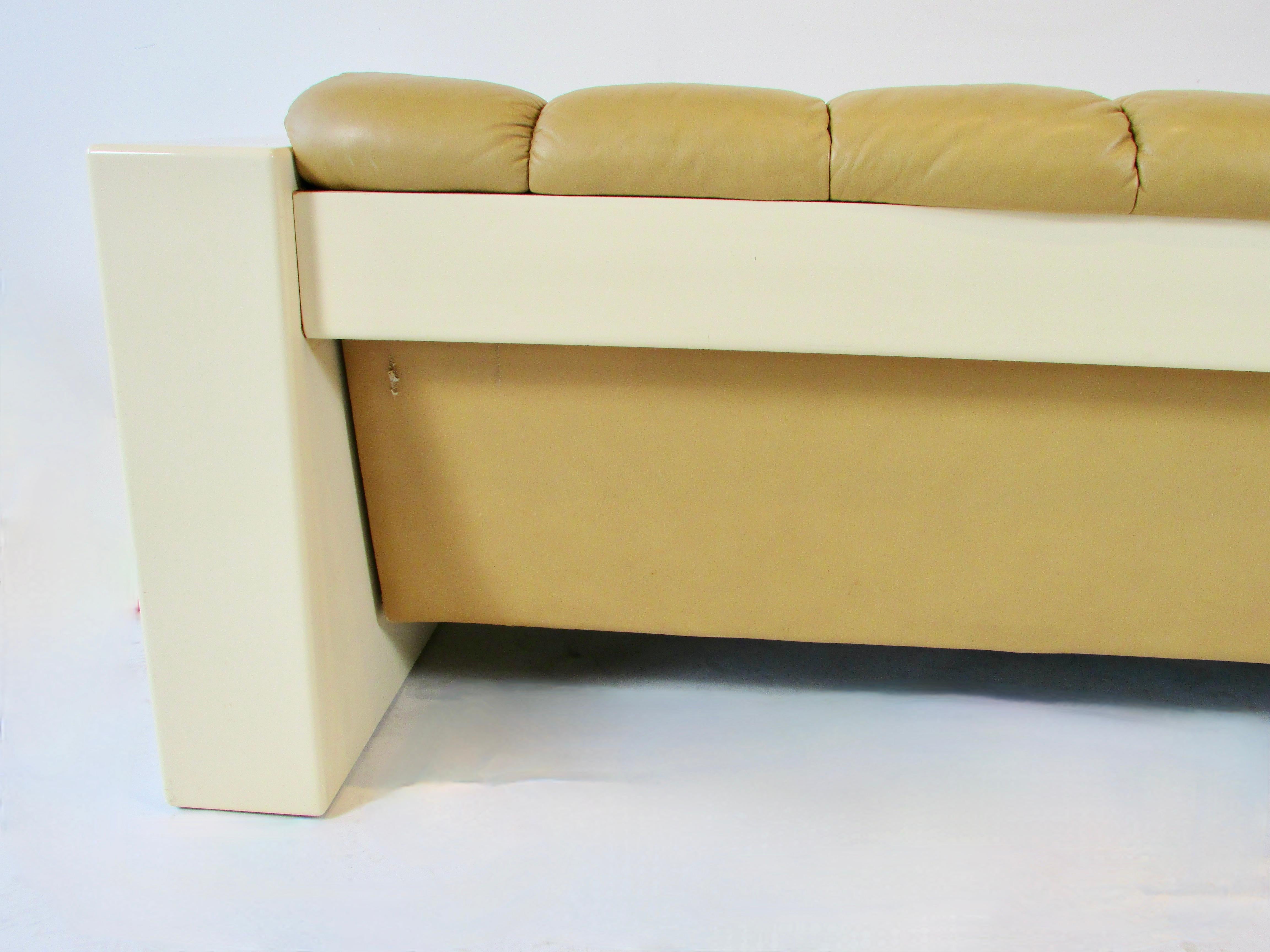 Jules Heumann  pour Metropolitan meubles  canapé en cuir avec structure en fibre de verre en vente 7