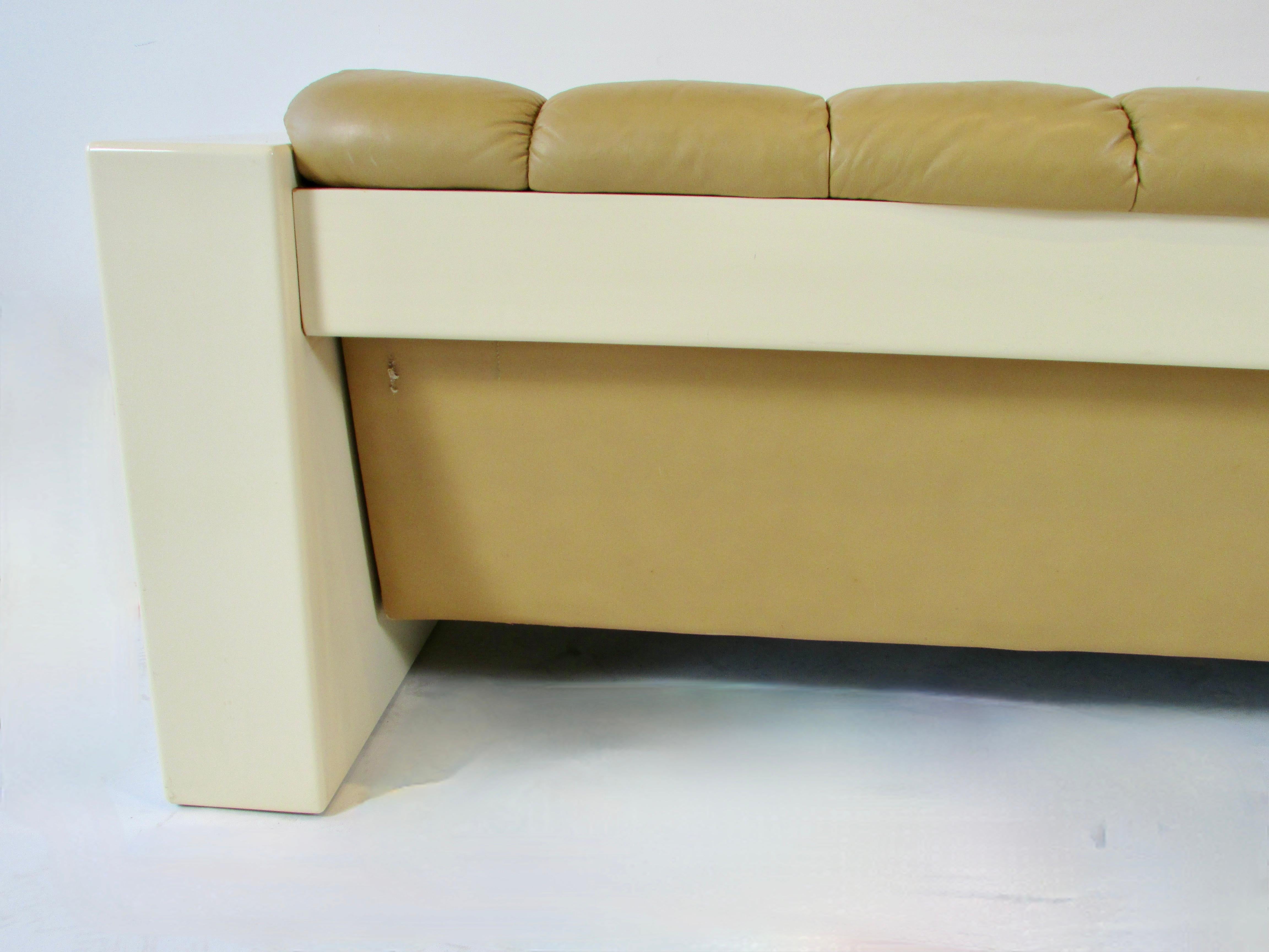 Jules Heumann  pour Metropolitan meubles  canapé en cuir avec structure en fibre de verre en vente 8