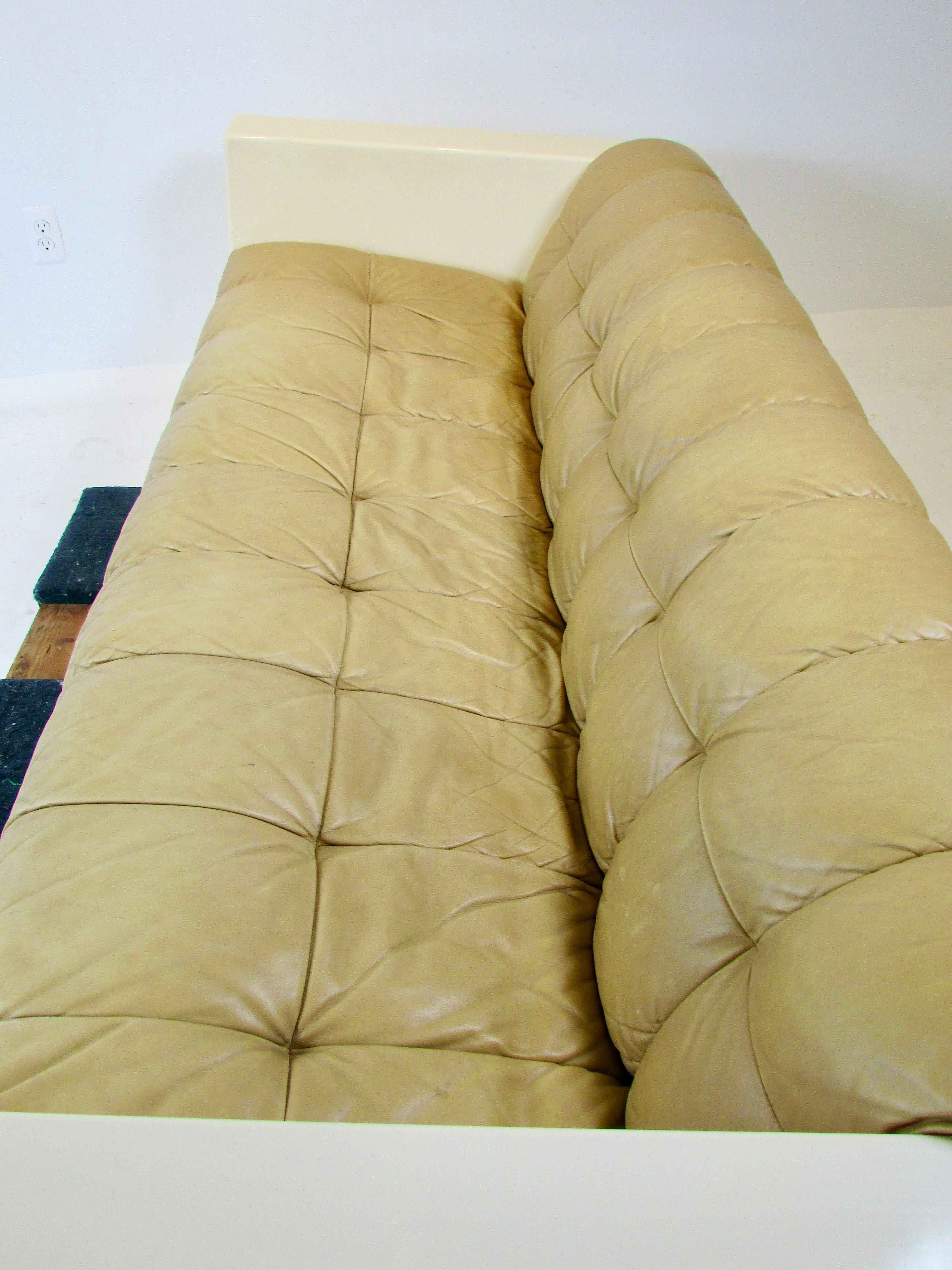 Jules Heumann  pour Metropolitan meubles  canapé en cuir avec structure en fibre de verre en vente 9