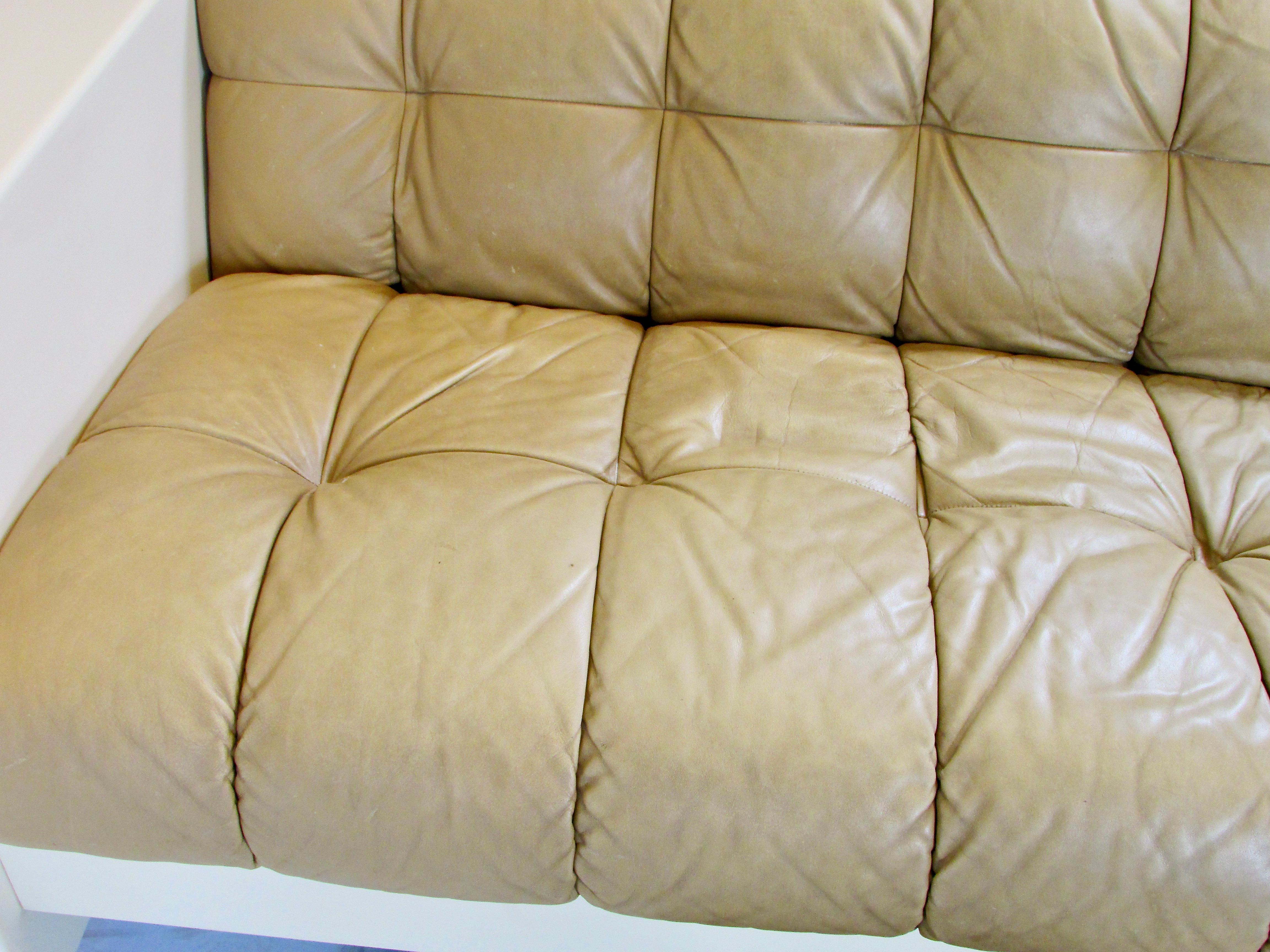 Jules Heumann  pour Metropolitan meubles  canapé en cuir avec structure en fibre de verre en vente 10