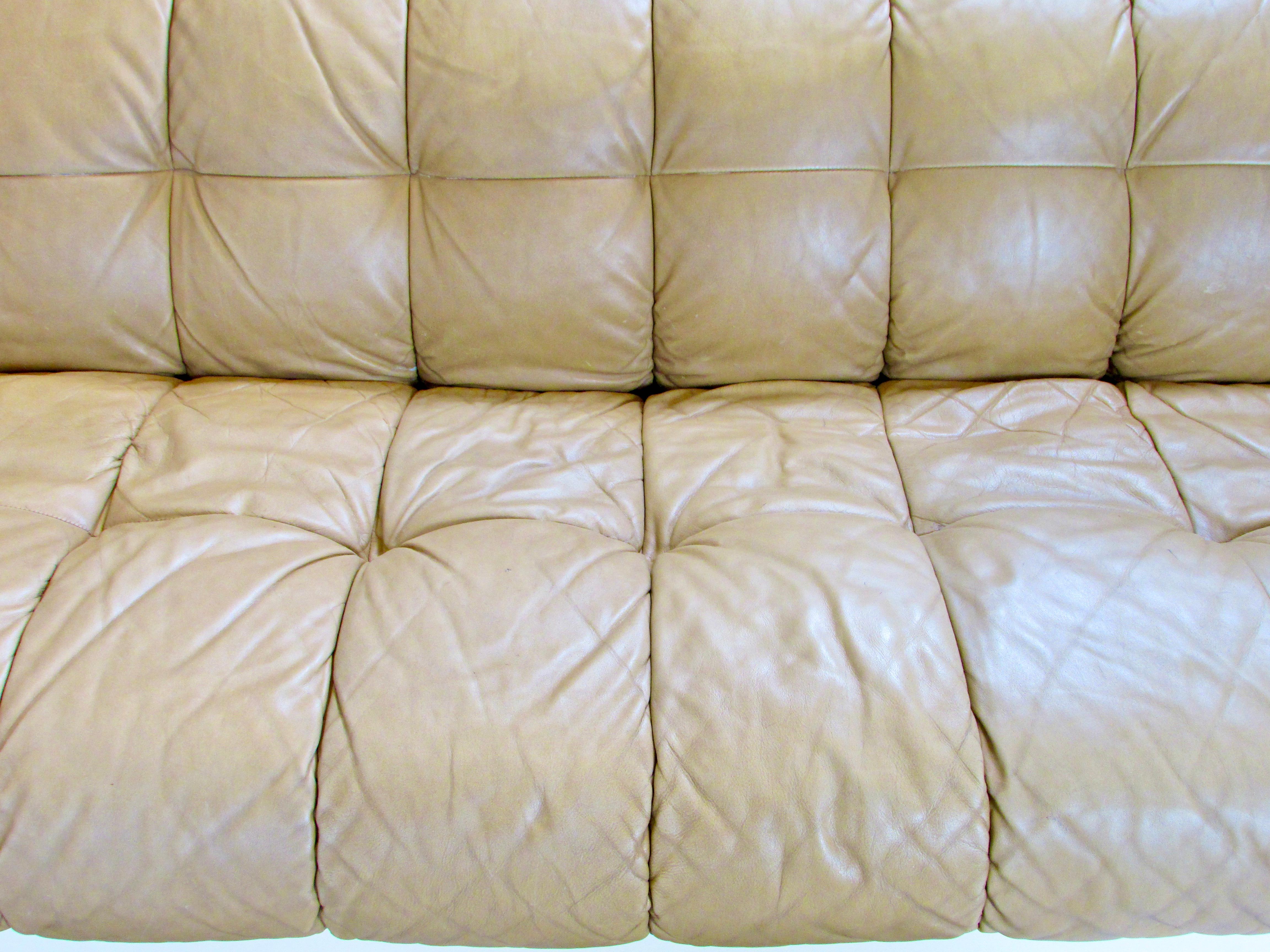 Jules Heumann  pour Metropolitan meubles  canapé en cuir avec structure en fibre de verre en vente 11