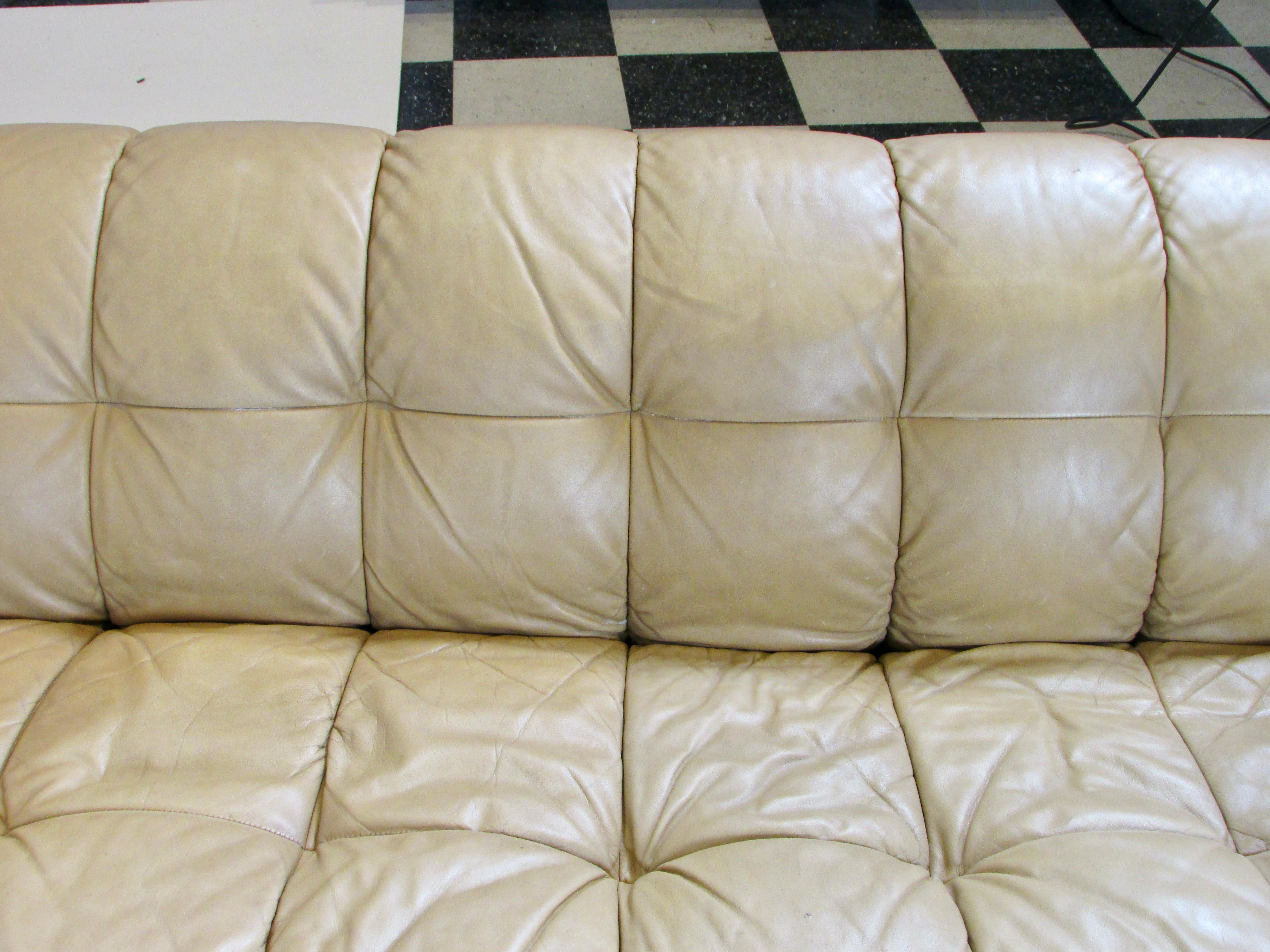 Jules Heumann  pour Metropolitan meubles  canapé en cuir avec structure en fibre de verre en vente 12
