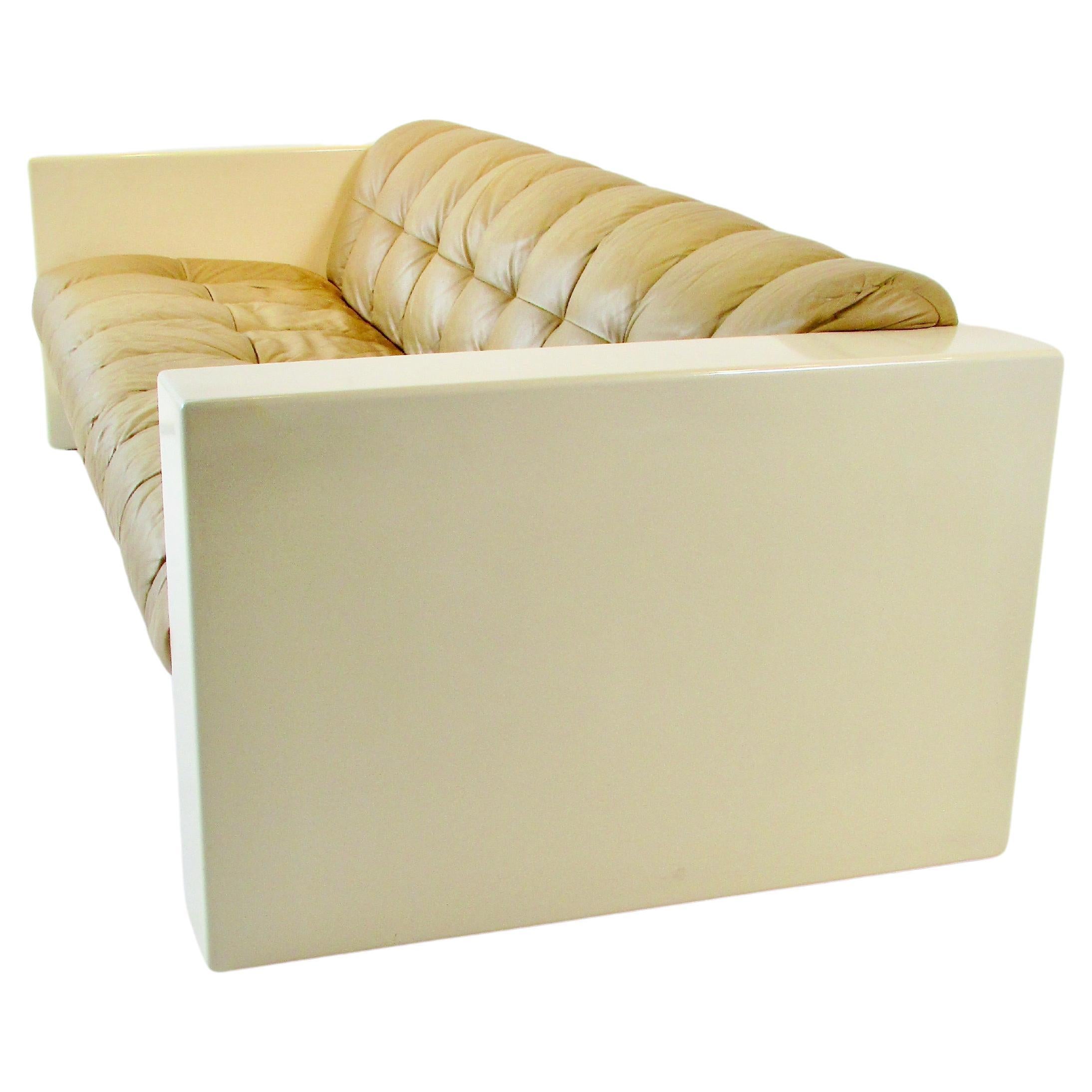 Canapé conçu par Jules Heumann pour sa société Metropolitan furniture basée en Californie. Le Label indique 