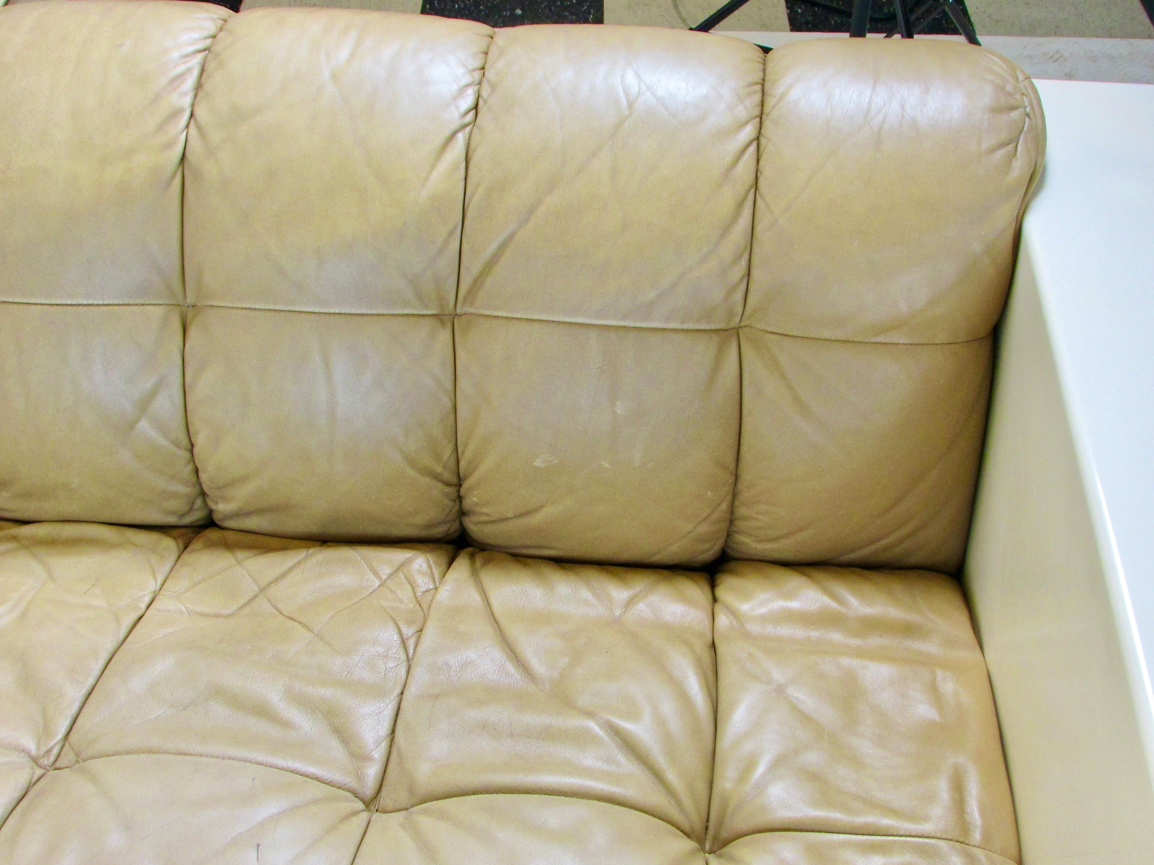Jules Heumann  pour Metropolitan meubles  canapé en cuir avec structure en fibre de verre en vente 13