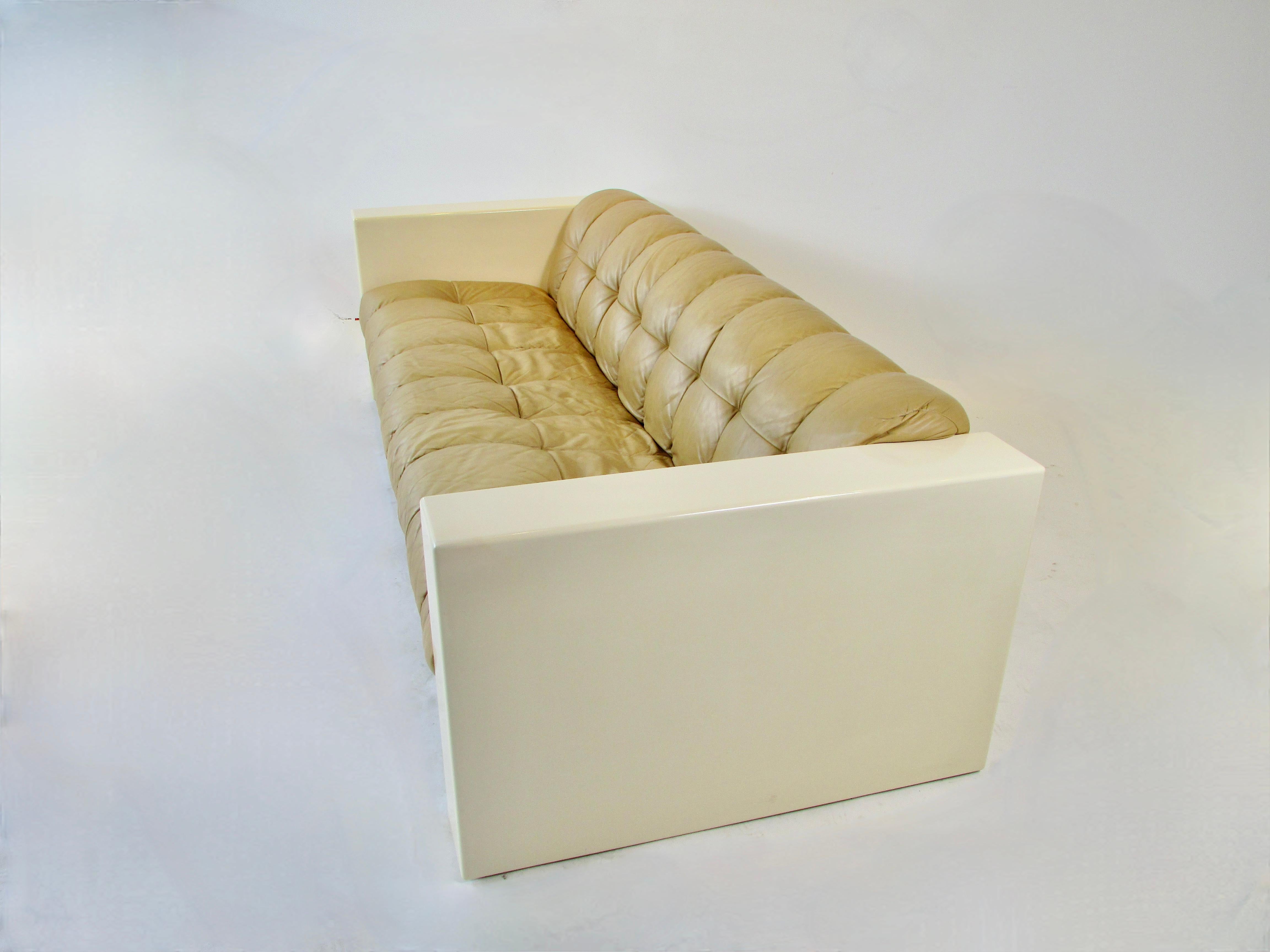 Cuir Jules Heumann  pour Metropolitan meubles  canapé en cuir avec structure en fibre de verre en vente
