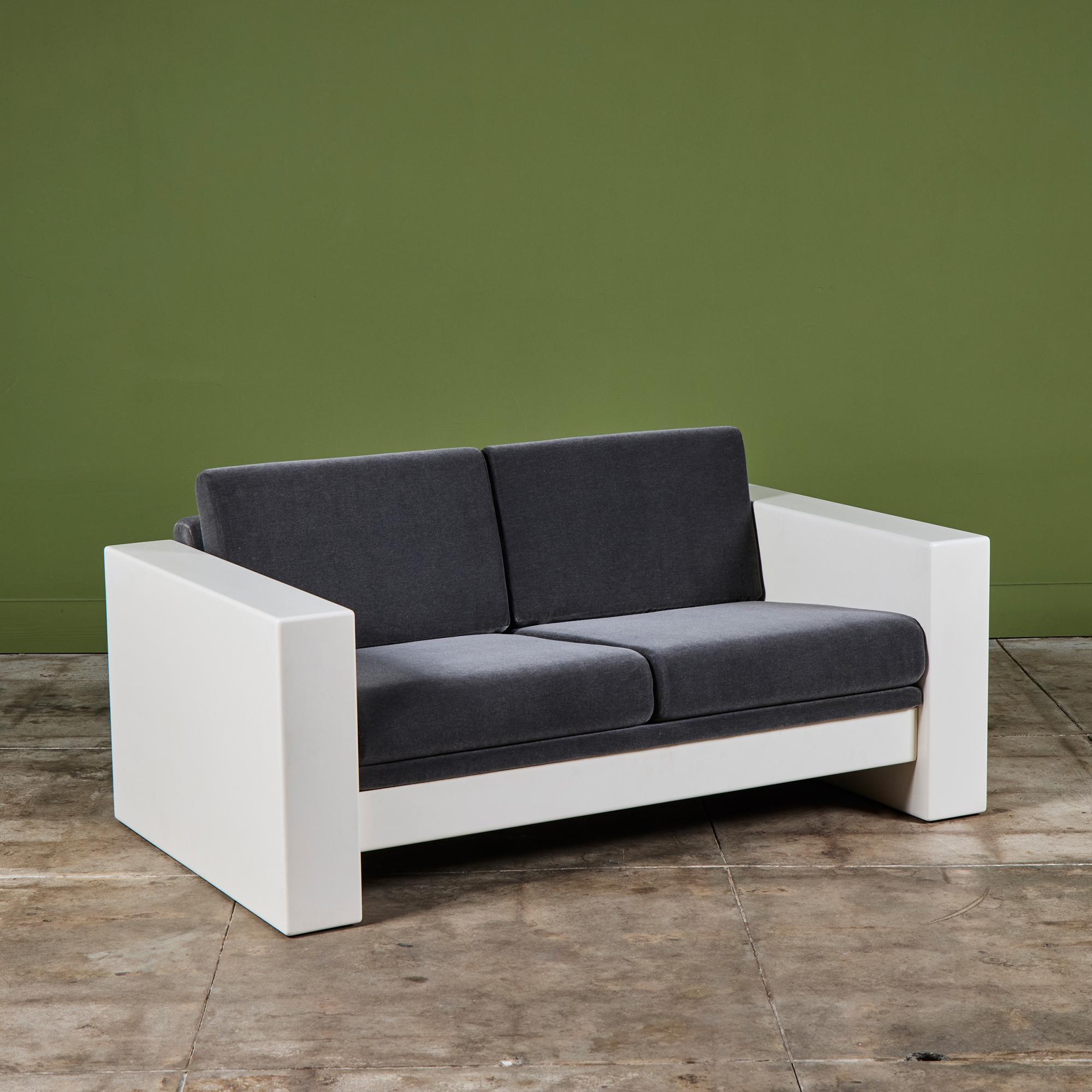 Loveseat von Jules Heumann aus Kalifornien für das in San Francisco ansässige Unternehmen Metropolitan Furniture, ca. 1970er Jahre. Das Sofa hat ein weiß lackiertes Gestell und neu gepolsterte Kissen mit einem von Ome Dezin ausgewählten grauen