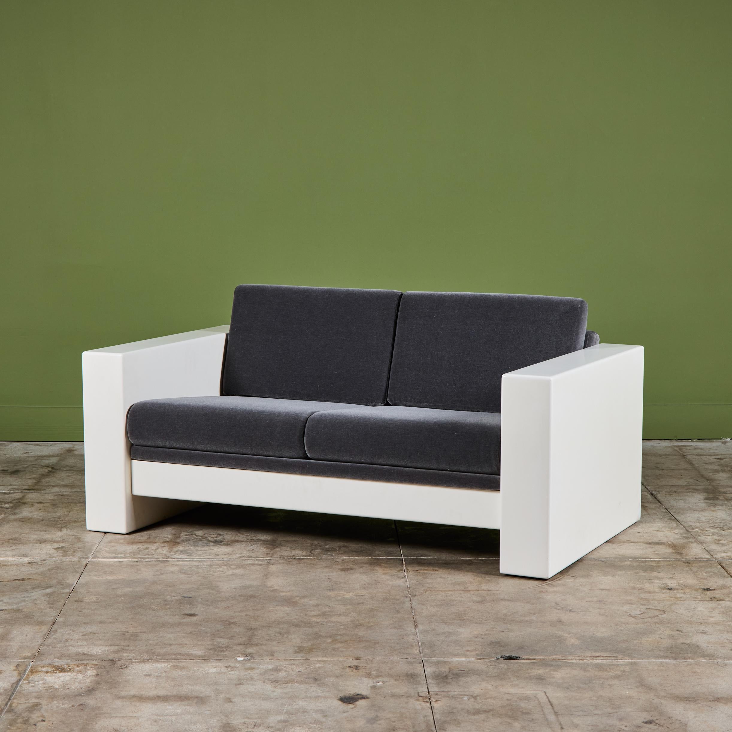 Jules Heumann Loveseat für Metropolitan Furniture (Lackiert) im Angebot