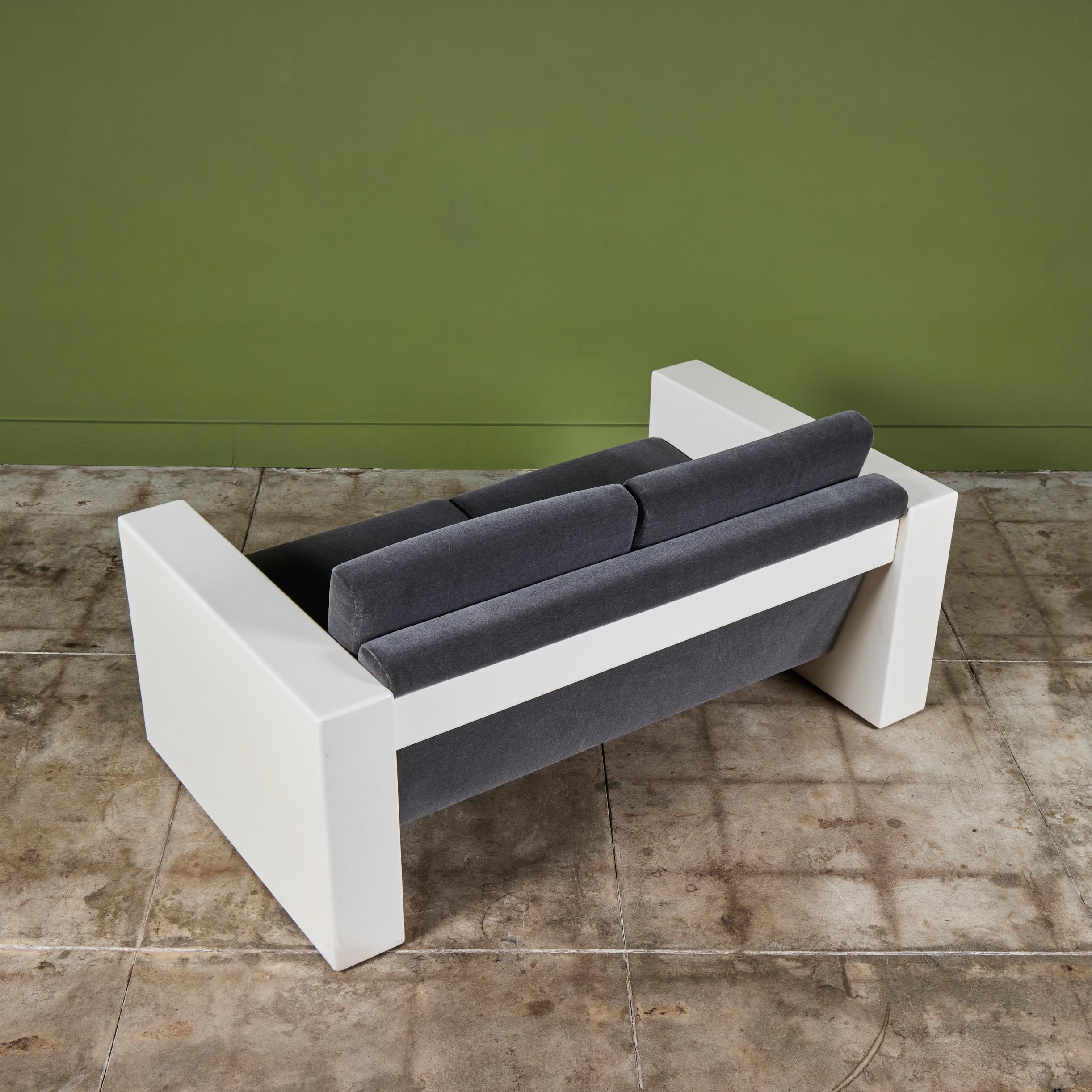 Jules Heumann Loveseat für Metropolitan Furniture (Mohairwolle) im Angebot