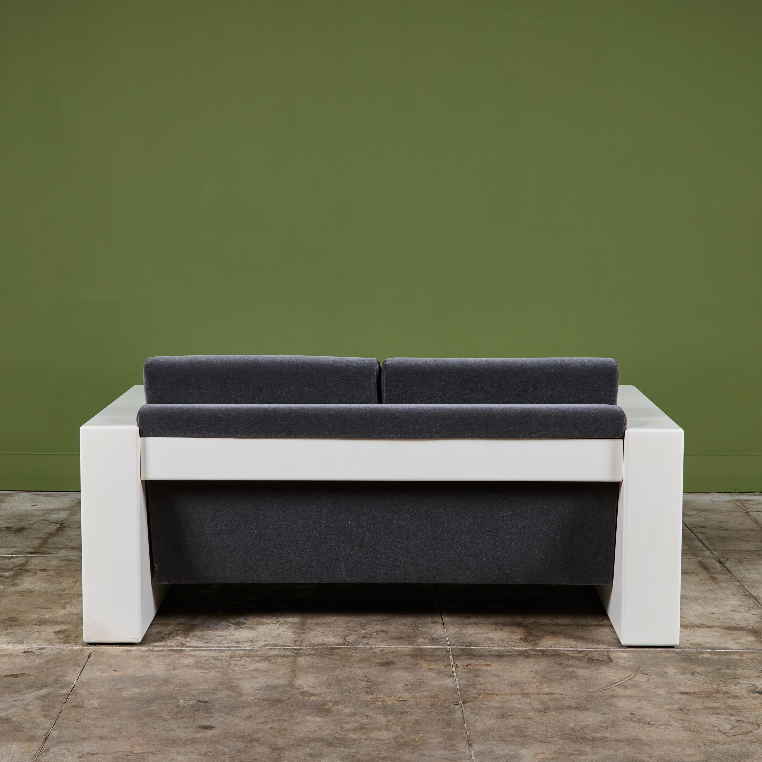 Jules Heumann Loveseat für Metropolitan Furniture im Angebot 1