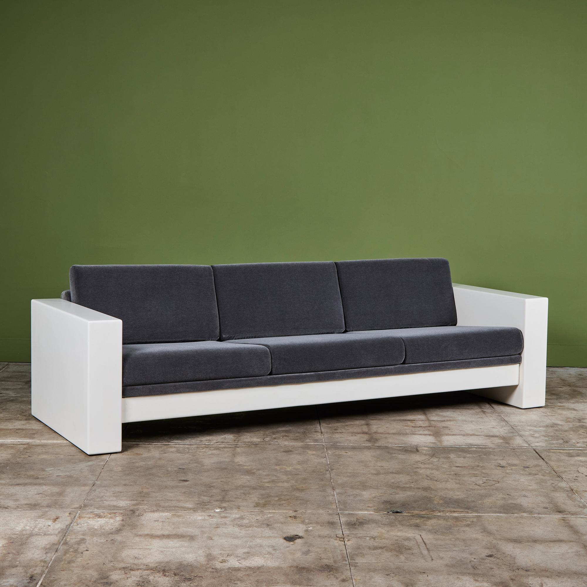 Sofa des aus Kalifornien stammenden Jules Heumann für das in San Francisco ansässige Unternehmen Metropolitan Furniture, ca. 1970er Jahre. Das Sofa hat ein weiß lackiertes Gestell und neu gepolsterte Kissen mit einem von Ome Dezin ausgewählten