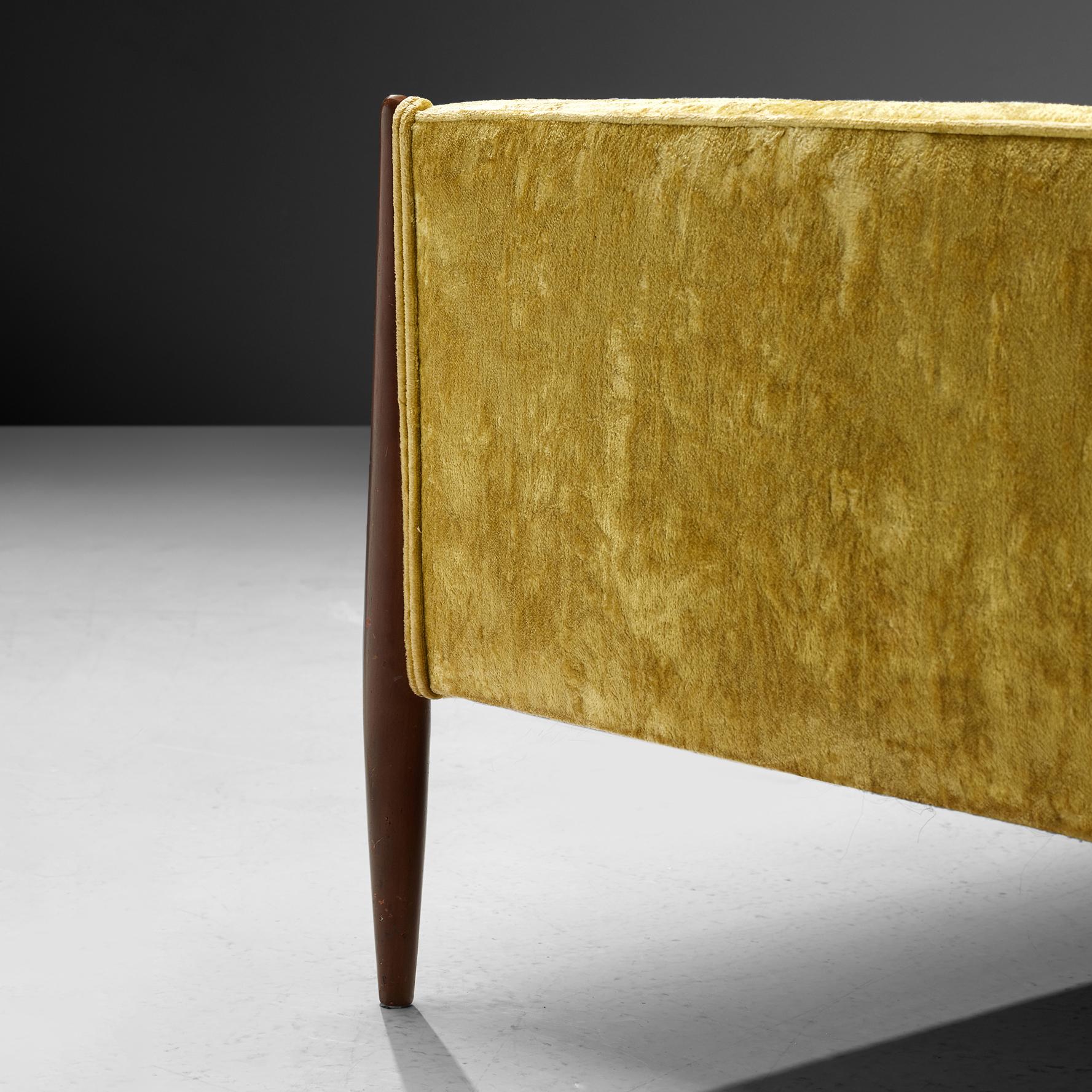 Jules Heumann for Metropolitan Furniture, sofa, upholstery and walnut, United States, 1960s.

A Classic midcentury three-seat sofa by the American designer Jules Heumann for Metropolitan Furniture. The tapered legs give the sofa an elegant lift.