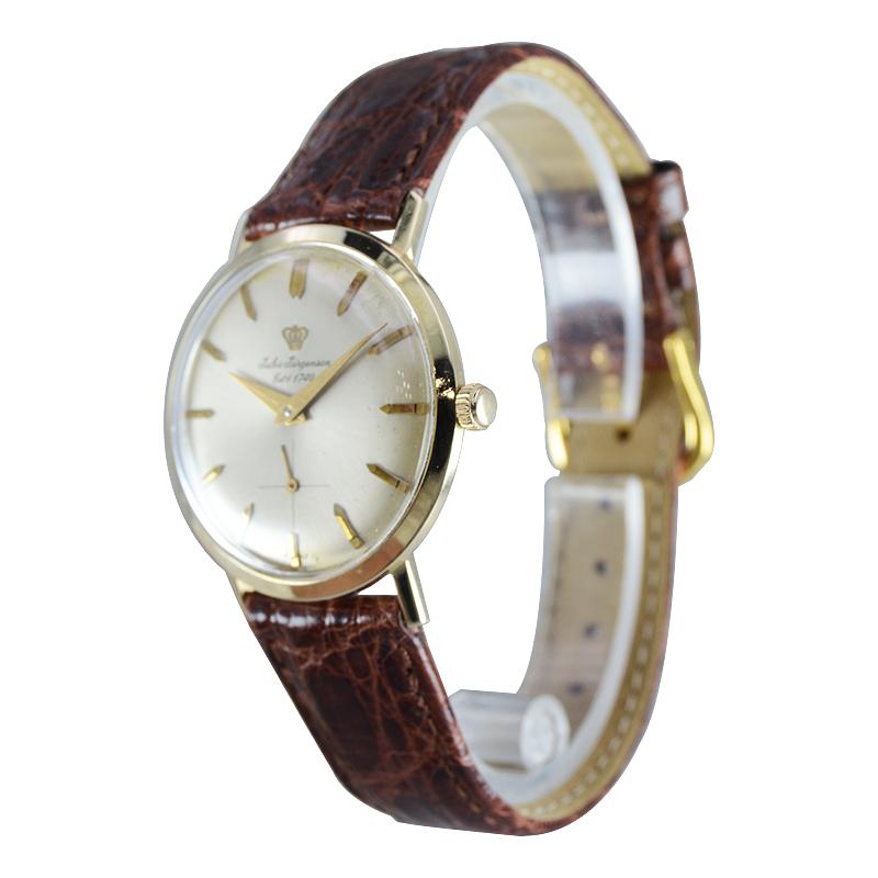 FACTORY / HOUSE: Jules Jurgensen 
STYLE / REFERENCE: Round Dress Style
METAL / MATERIAL: 14kt. solid Gold 
CIRCA / YEAR: 1960''s
DIMENSIONS / SIZE: Length 37mm x Diameter 33mm 
MOVEMENT / CALIBER: Manual Winding / 17 Jewels 
DIAL / HANDS: Silvered