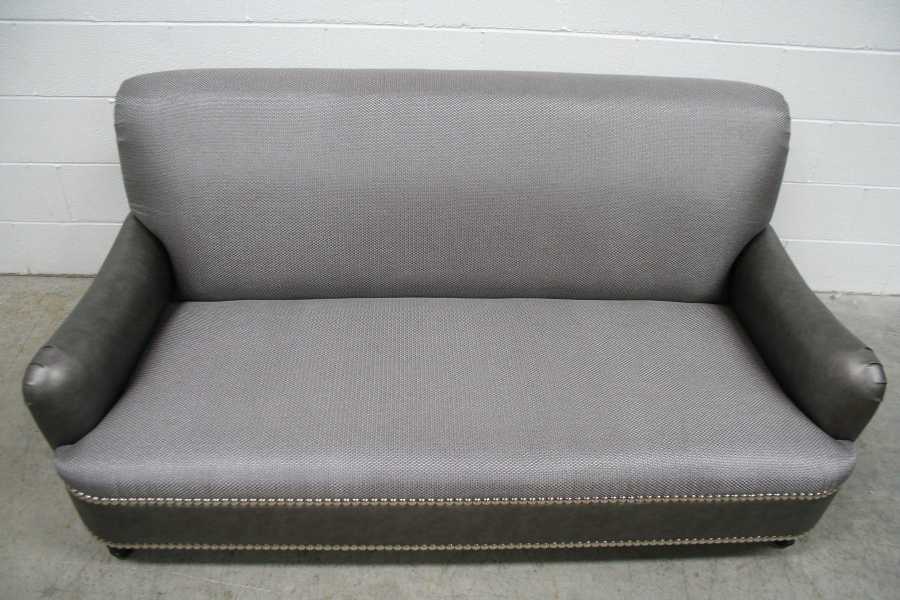  Großes 2,5-Sitz-Sofa von Jules aus Metallic-gewebetem Romo-Zinkenstoff im Zustand „Gut“ im Angebot in Barrowford, GB