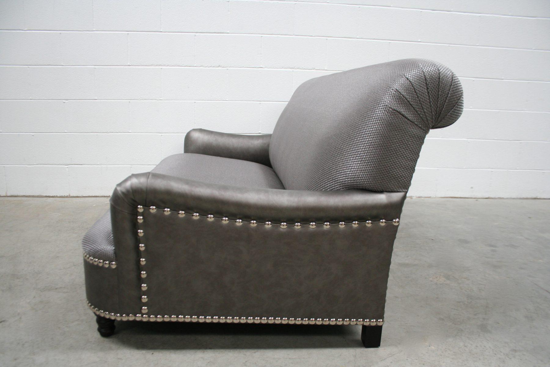  Großes 2,5-Sitz-Sofa von Jules aus Metallic-gewebetem Romo-Zinkenstoff im Angebot 1