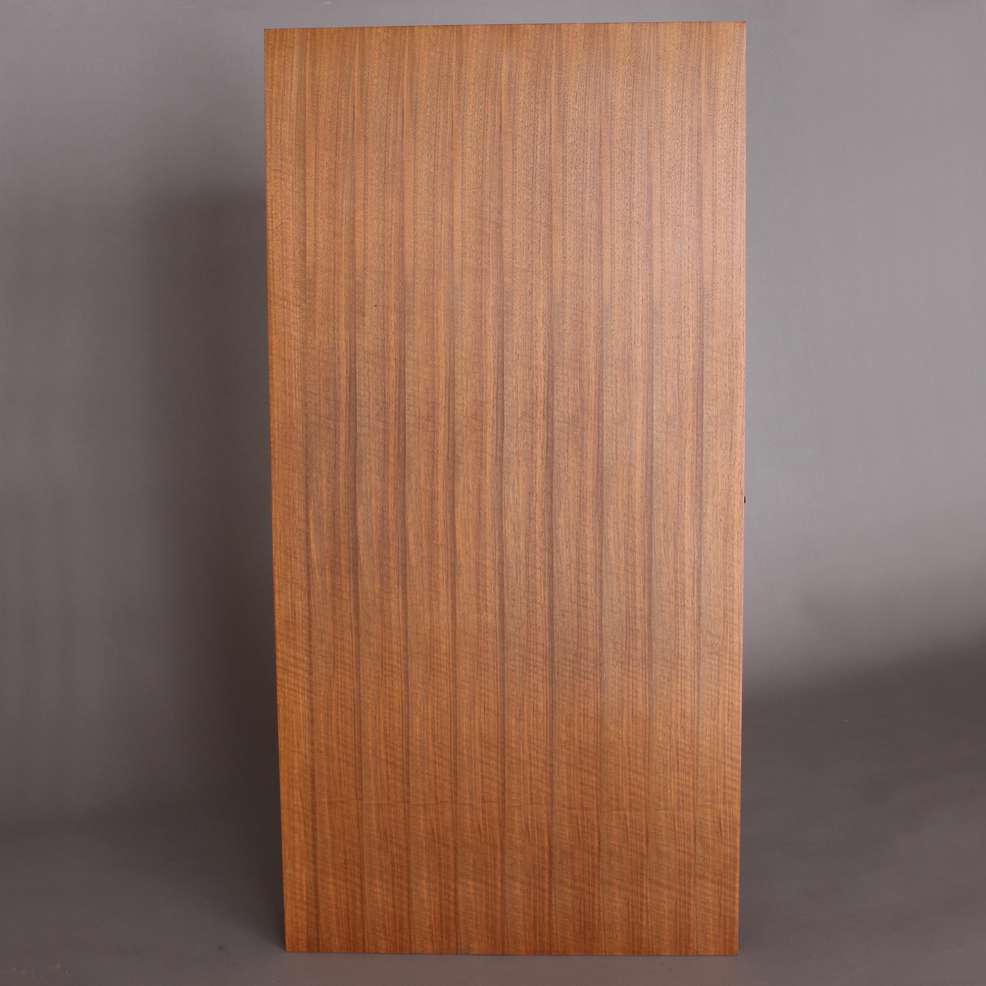 Jules Leleu- Table à écrire à 3 tiroirs en noyer avec détails en laiton, datant des années 1950 en vente 5