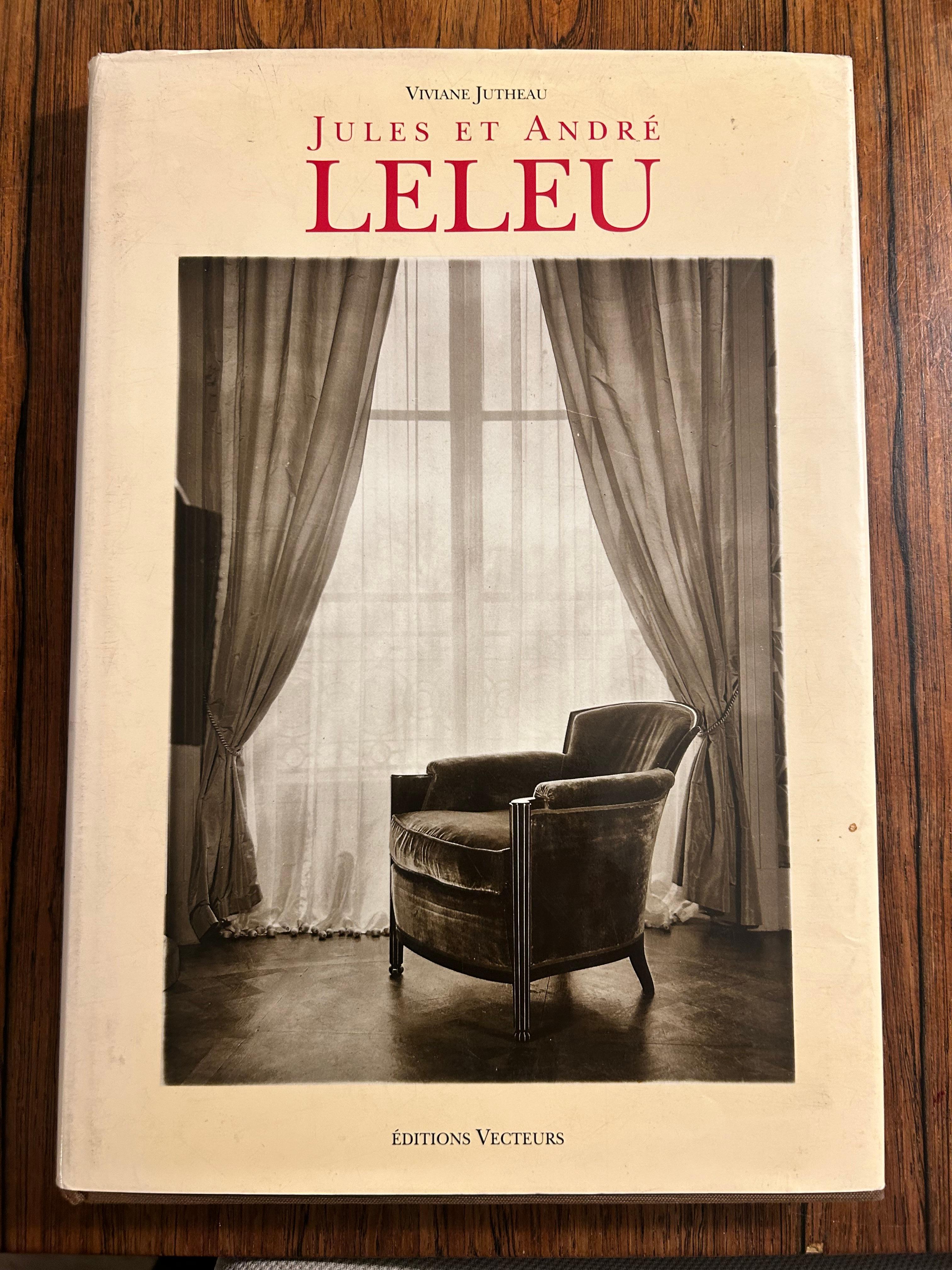 Jules Leleu- Table à écrire à 3 tiroirs en noyer avec détails en laiton, datant des années 1950 en vente 6