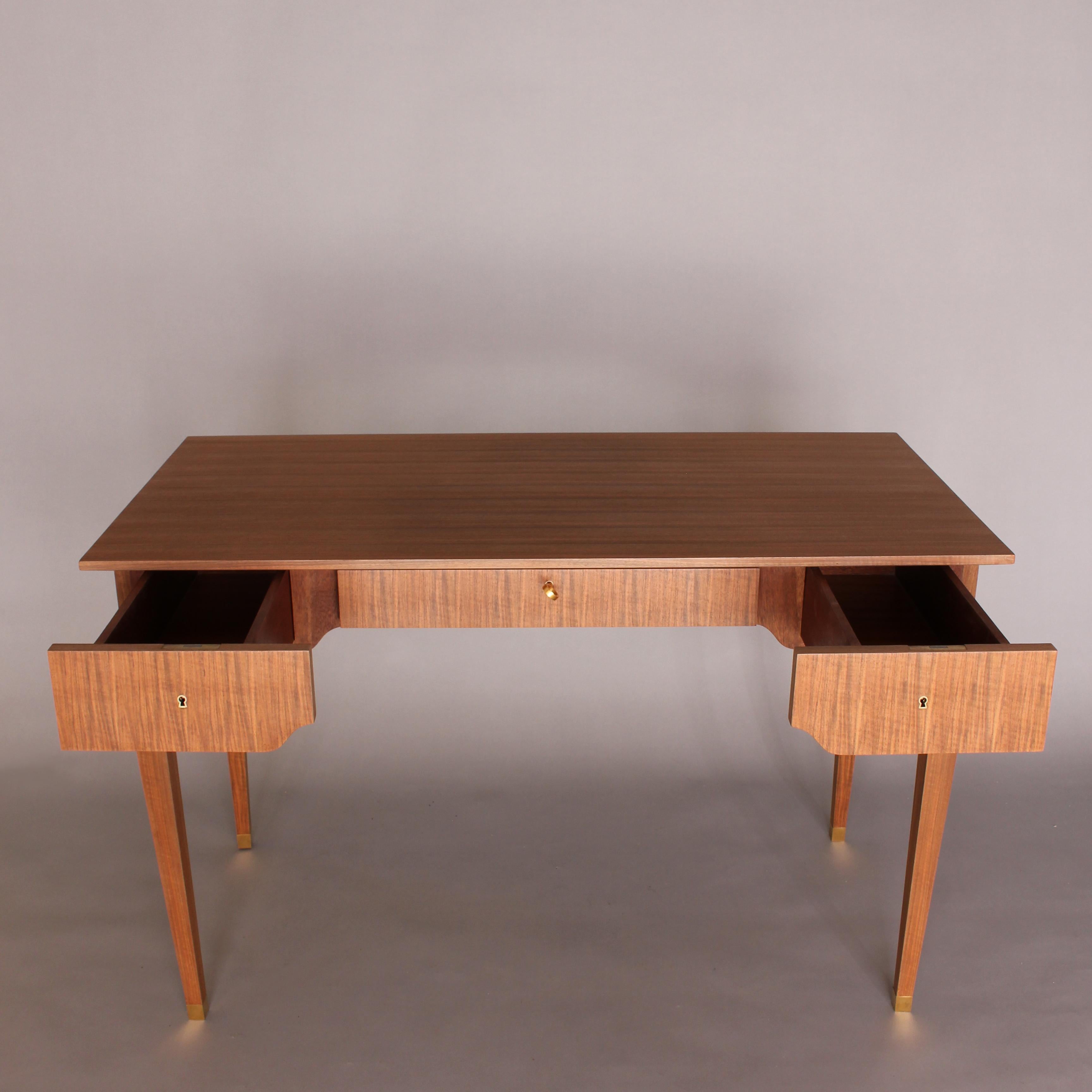 Mid-Century Modern Jules Leleu- Table à écrire à 3 tiroirs en noyer avec détails en laiton, datant des années 1950 en vente