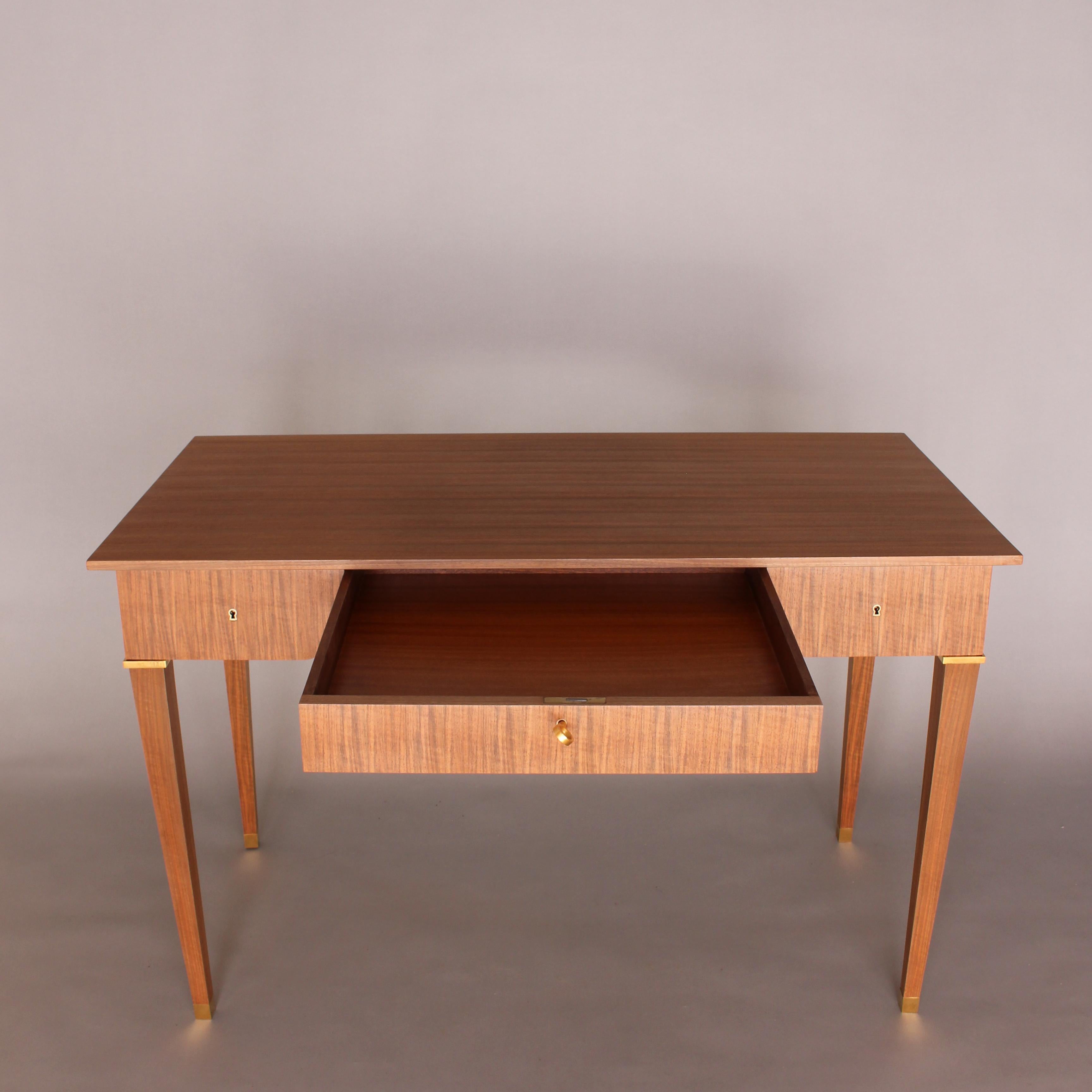 Français Jules Leleu- Table à écrire à 3 tiroirs en noyer avec détails en laiton, datant des années 1950 en vente