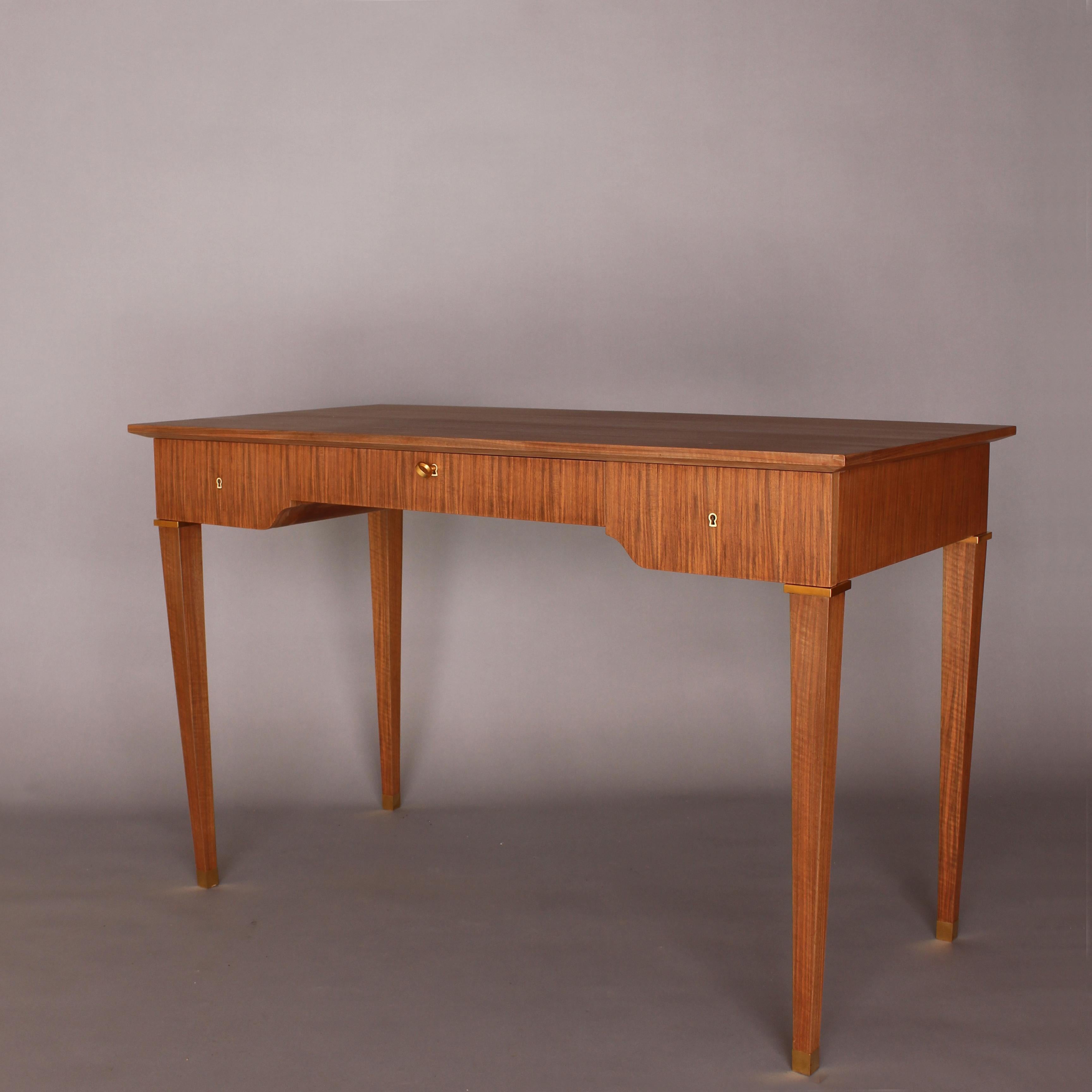 Jules Leleu- Table à écrire à 3 tiroirs en noyer avec détails en laiton, datant des années 1950 Bon état - En vente à Long Island City, NY