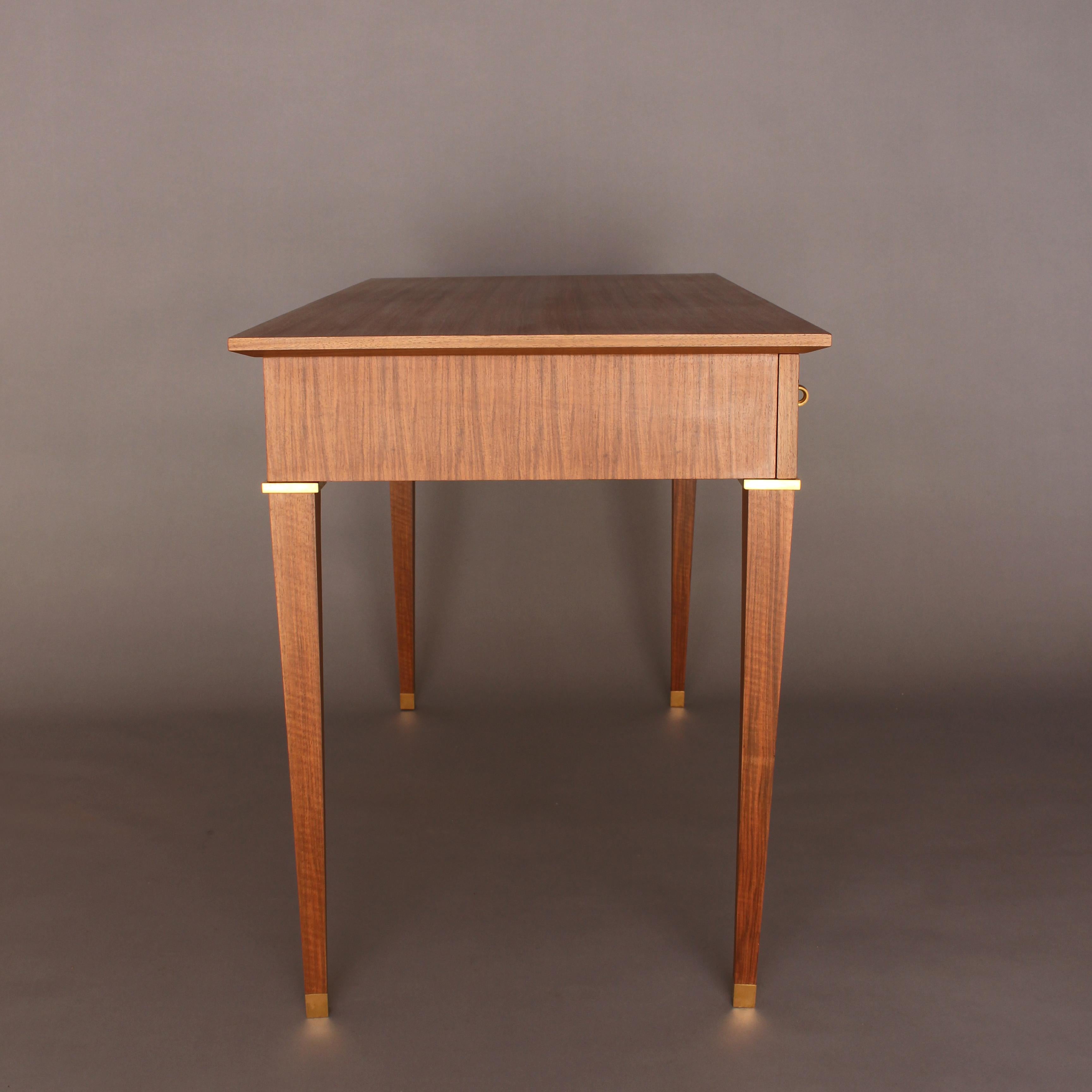 Milieu du XXe siècle Jules Leleu- Table à écrire à 3 tiroirs en noyer avec détails en laiton, datant des années 1950 en vente